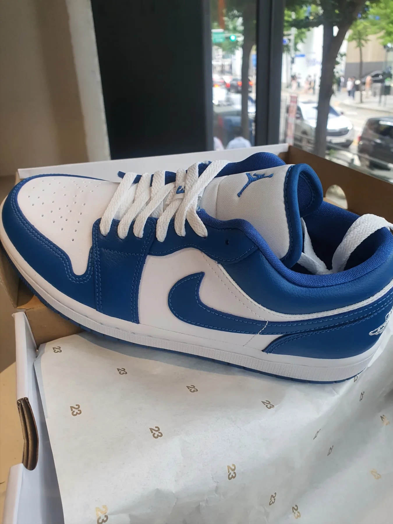 (W) Jordan 1 Low White Dark Marina Blue 착용 스타일 - 2
