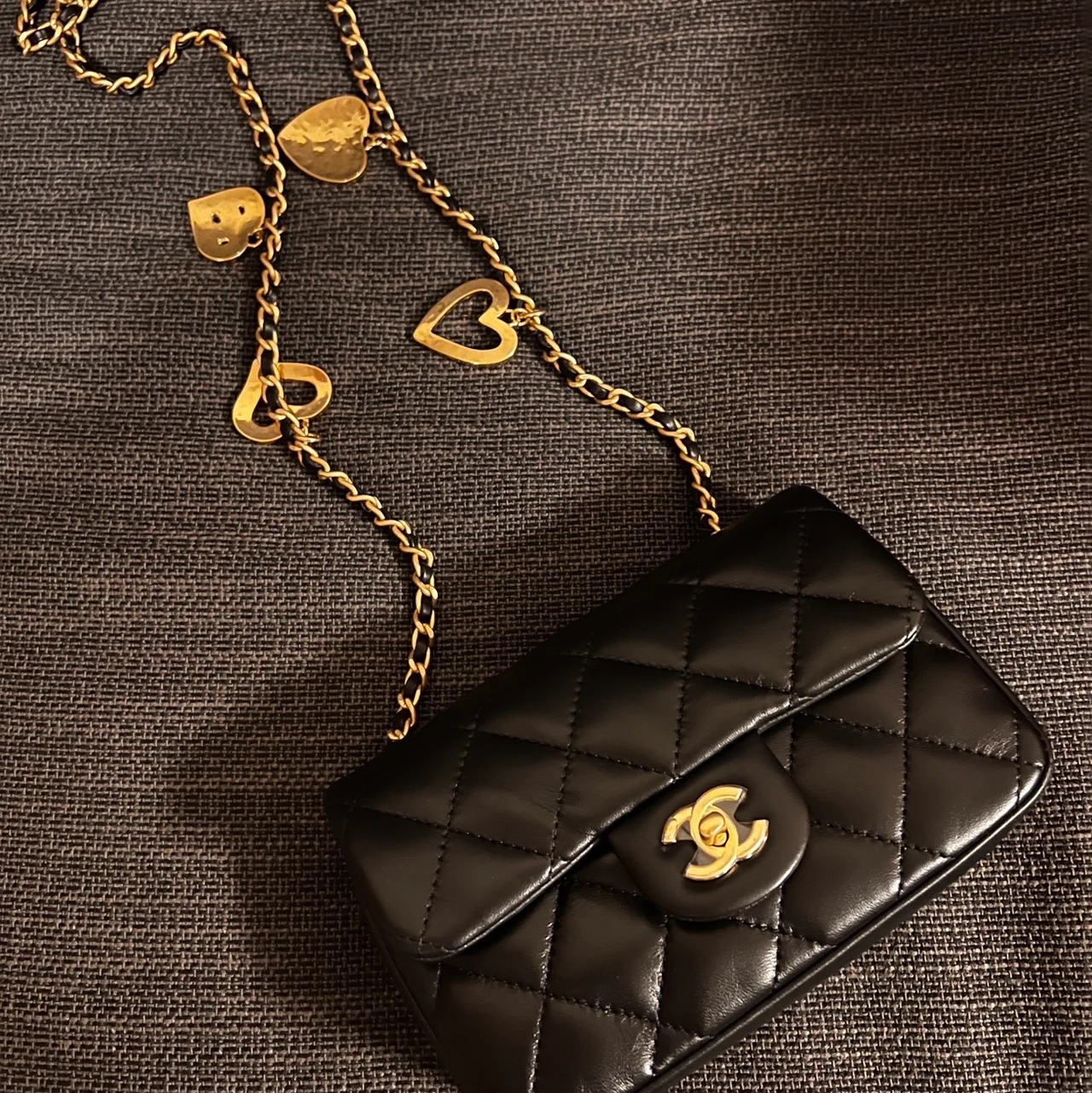 Chanel Mini Flap Bag Lambskin & Gold Black 착용 스타일 - 1