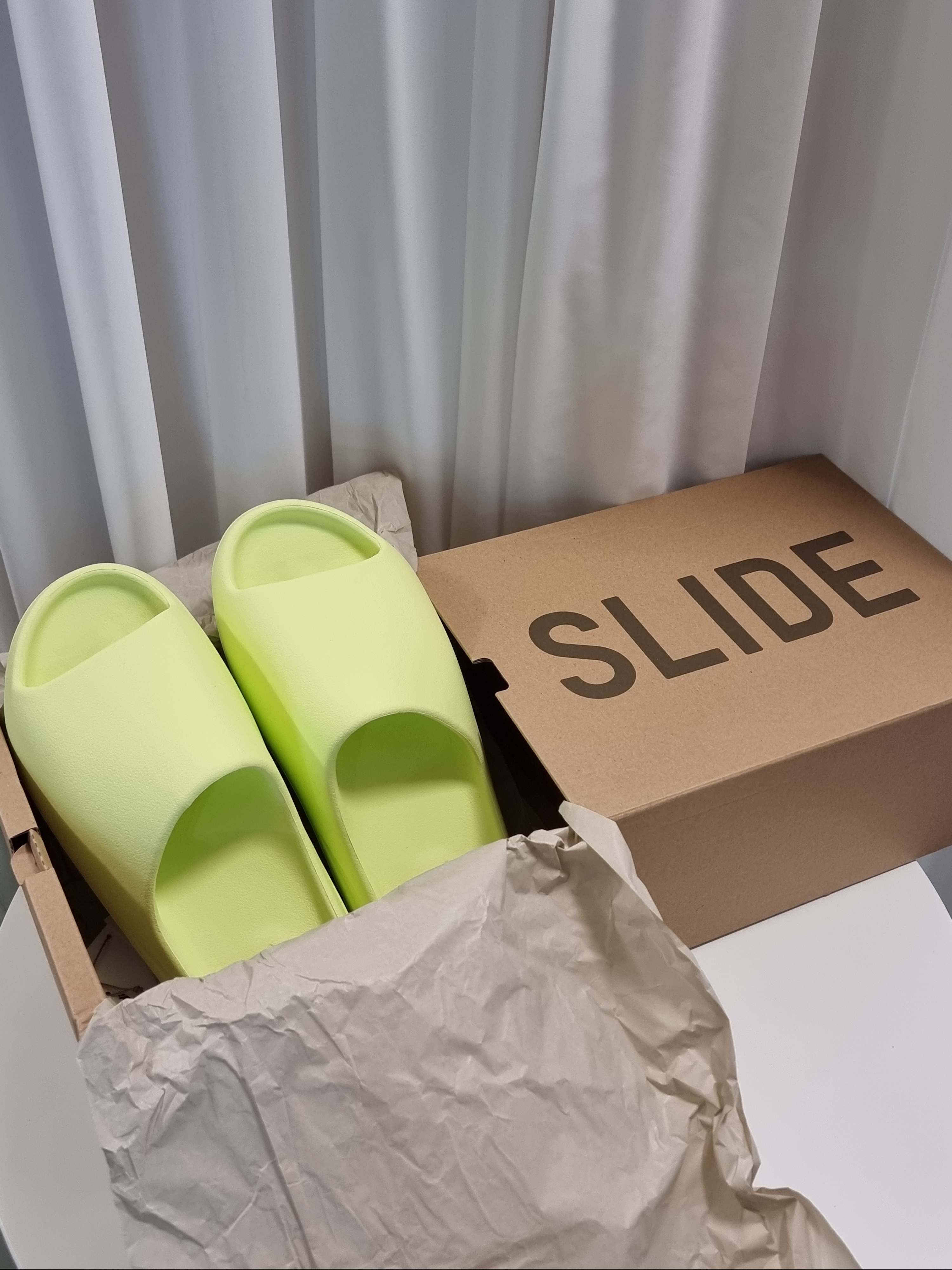 Adidas Yeezy Slide Glow Green 2022/2023 착용 스타일 - 2