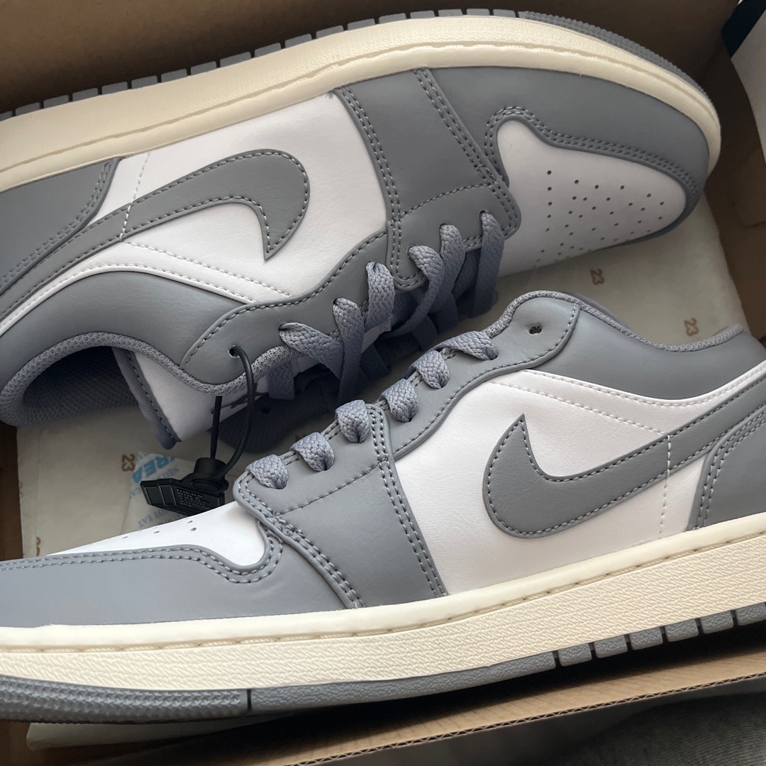 Jordan 1 Low Stealth and White 착용 스타일