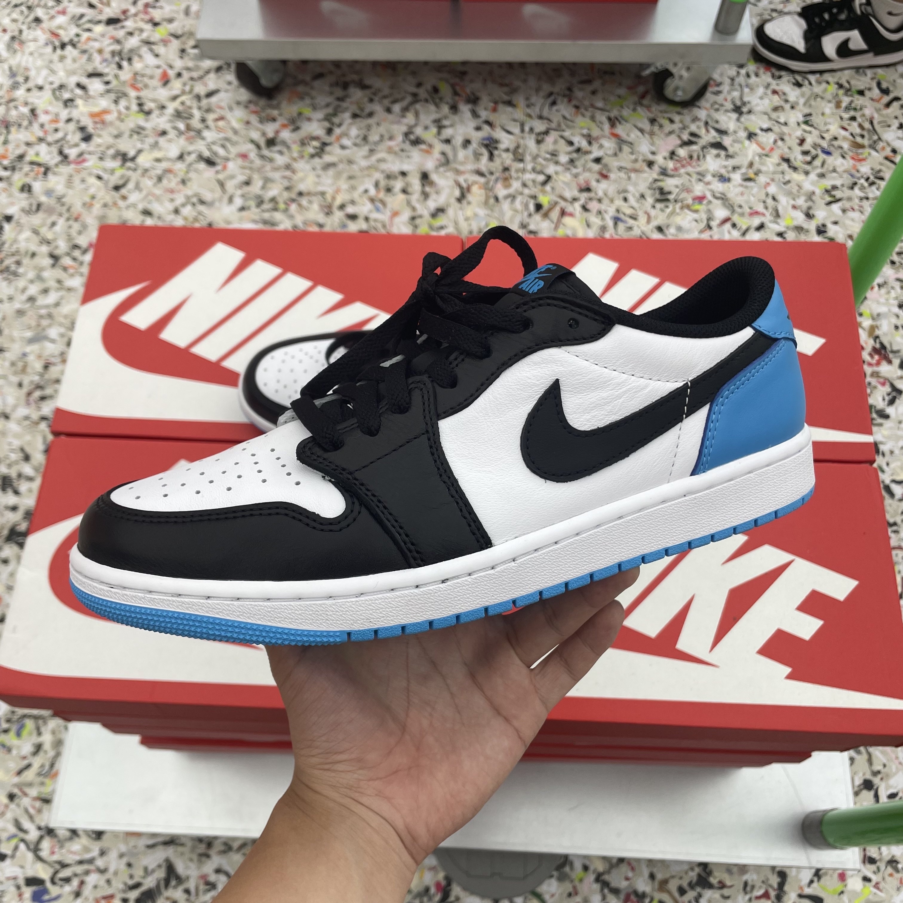 Jordan 1 Retro Low OG Black and Dark Powder Blue 착용 스타일