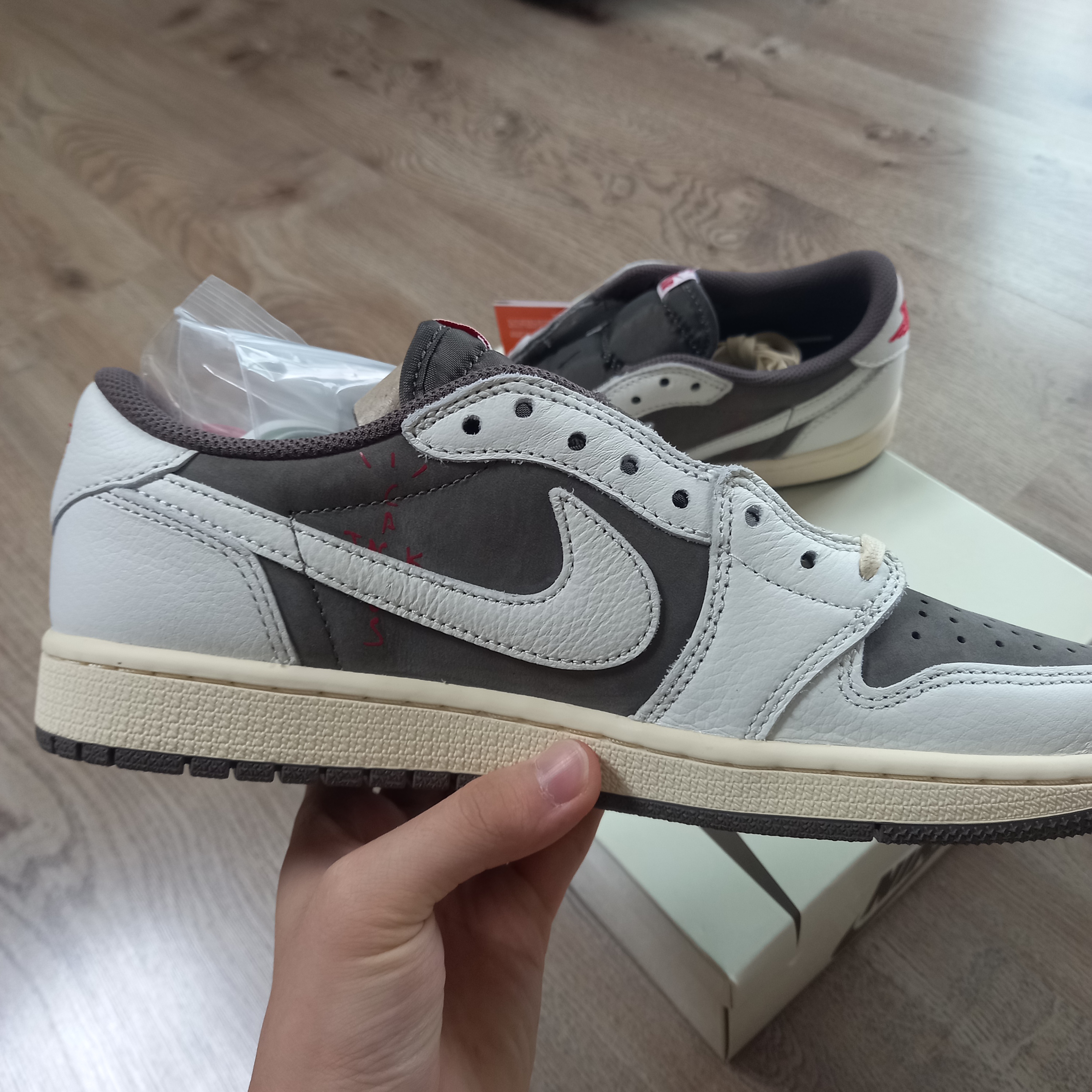 Jordan 1 x Travis Scott Retro Low OG SP Sail and Ridgerock 착용 스타일 - 3