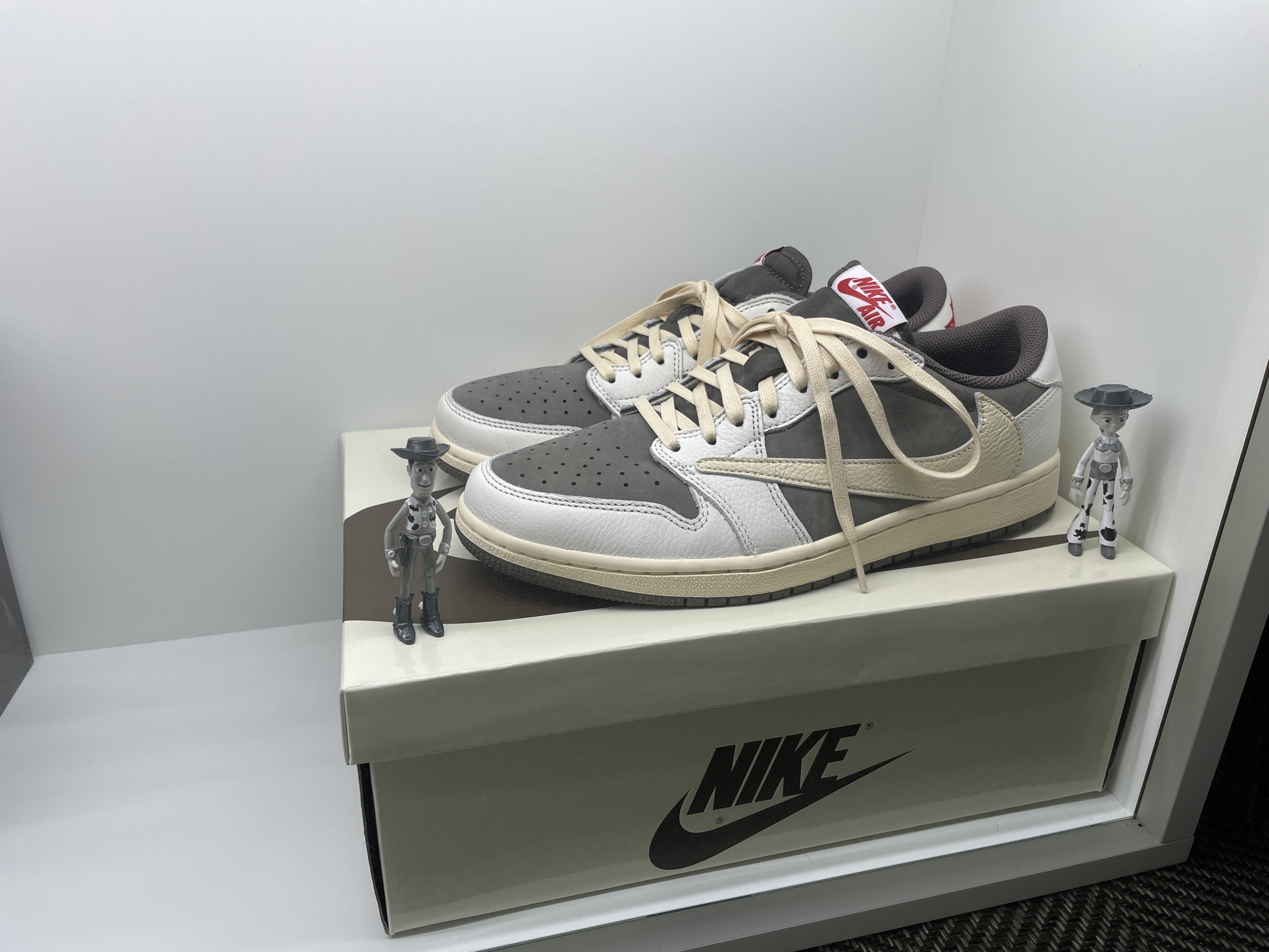 Jordan 1 x Travis Scott Retro Low OG SP Sail and Ridgerock 착용 스타일 - 2