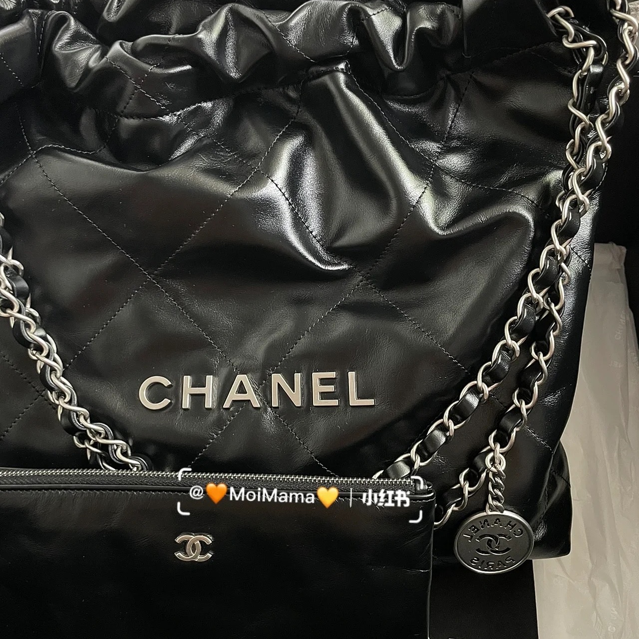 Chanel 22 Medium Handbag Calfskin & Silver Black 착용 스타일 - 2