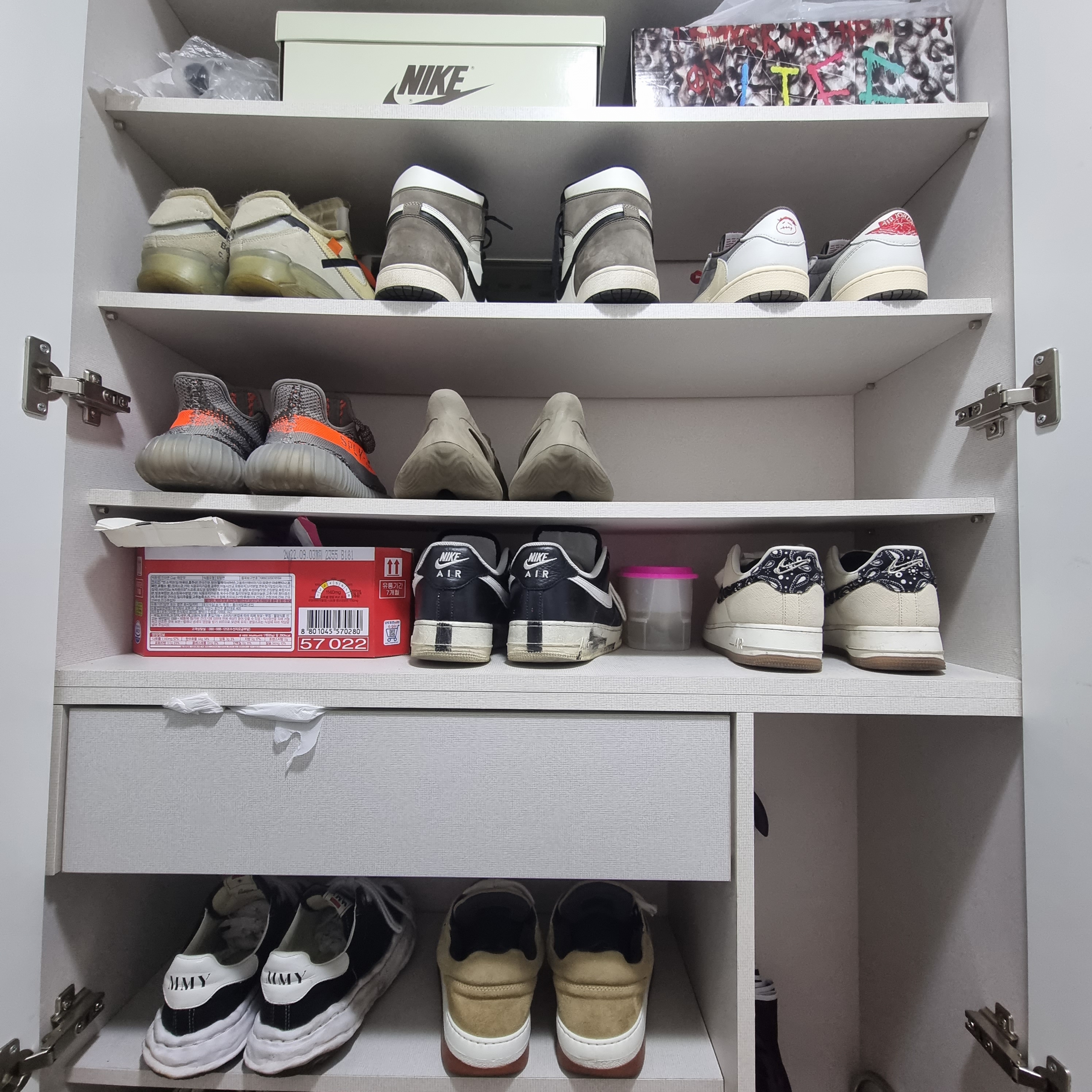 Jordan 1 x Travis Scott Retro Low OG SP Sail and Ridgerock 착용 스타일 - 3