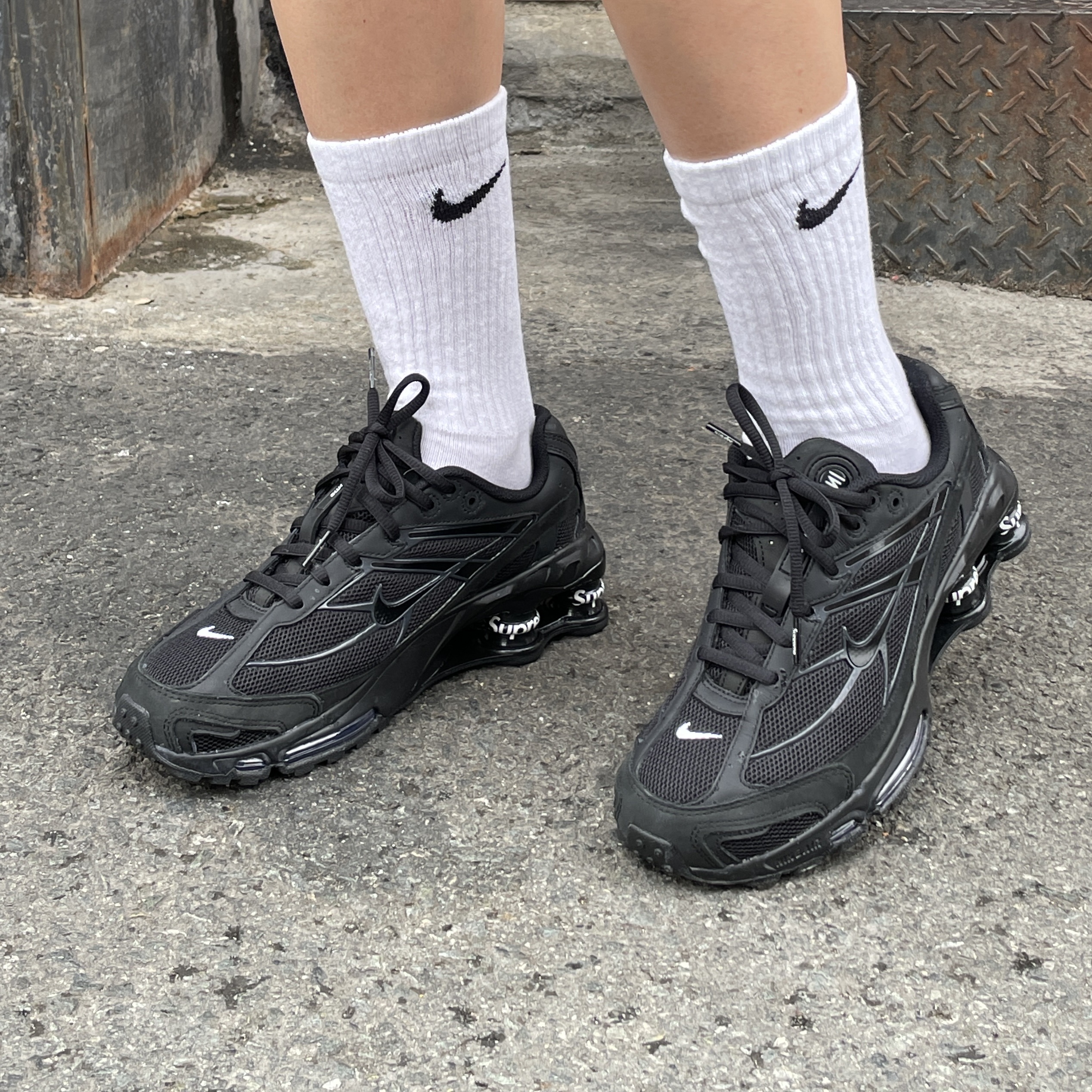 Nike x Supreme Shox Ride 2 SP Black, Prada Re-Edition 2005 Re-Nylon Mini Hobo Bag Black 착용 스타일 - 4