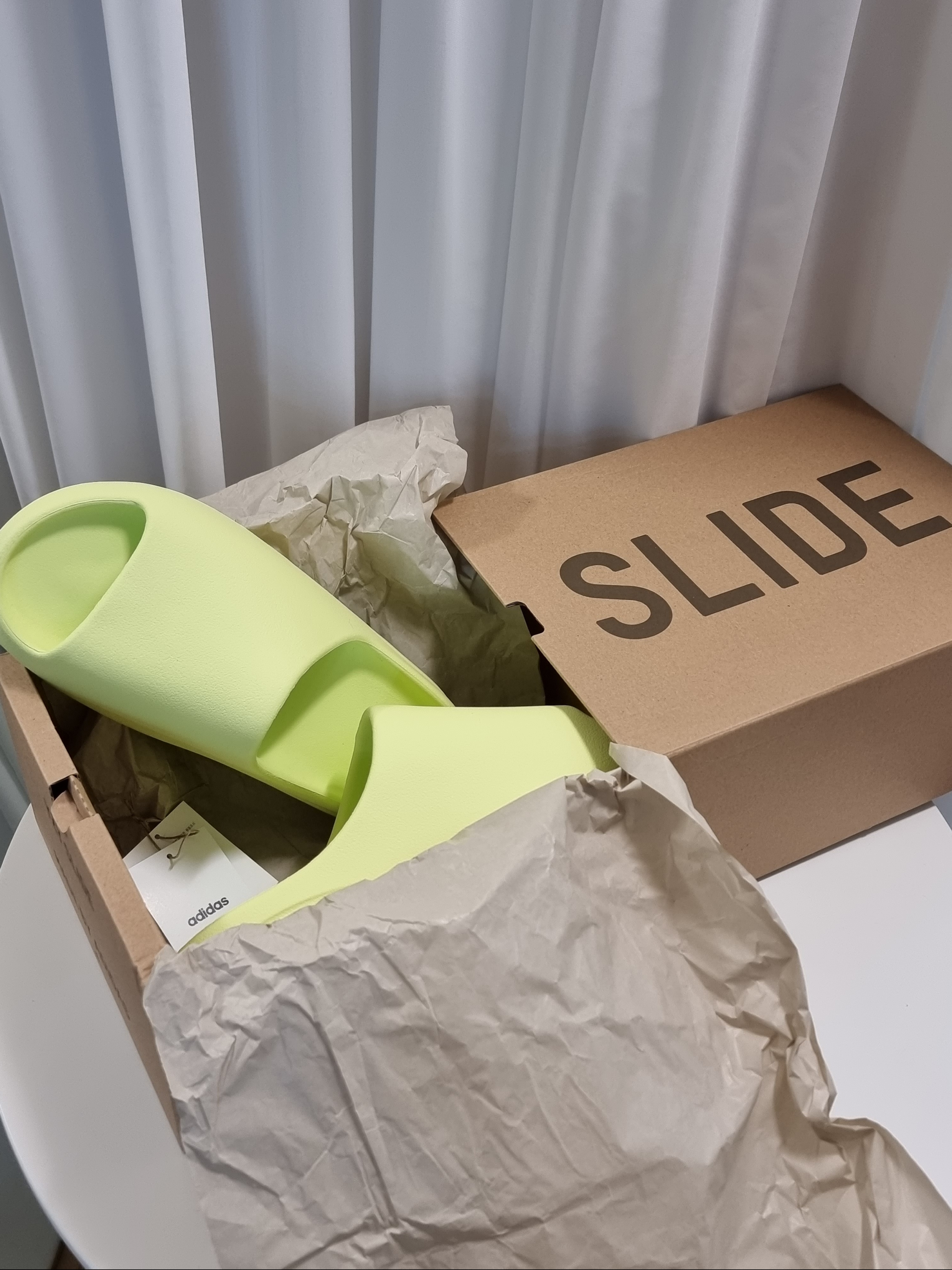 Adidas Yeezy Slide Glow Green 2022/2023 착용 스타일 - 1