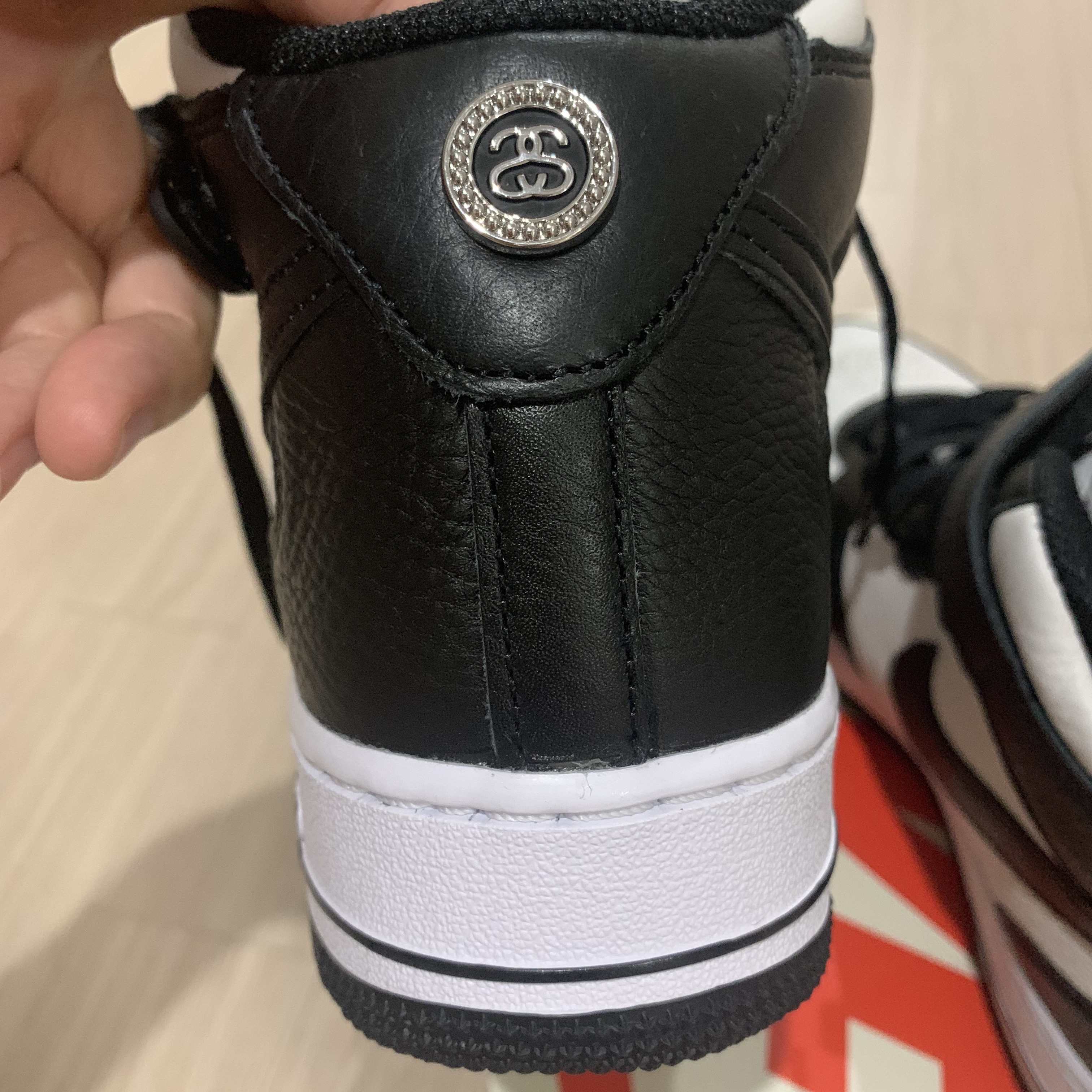 Nike x Stussy Air Force 1 '07 Mid SP Black and Light Bone 착용 스타일 - 3