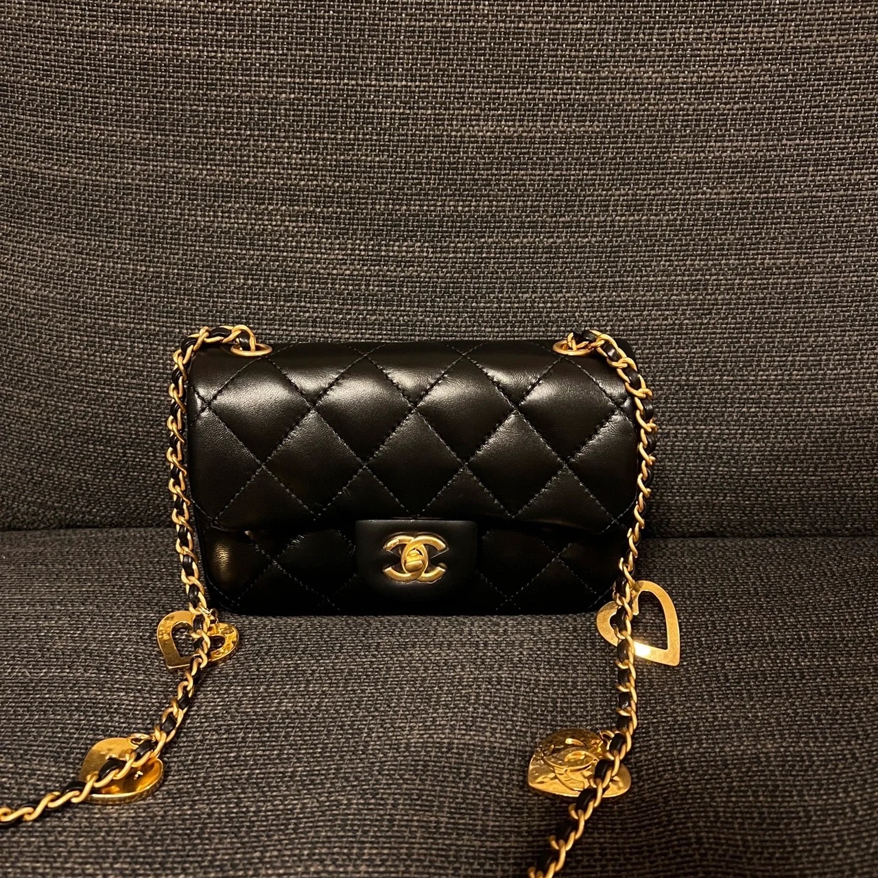 Chanel Mini Flap Bag Lambskin & Gold Black 착용 스타일 - 2