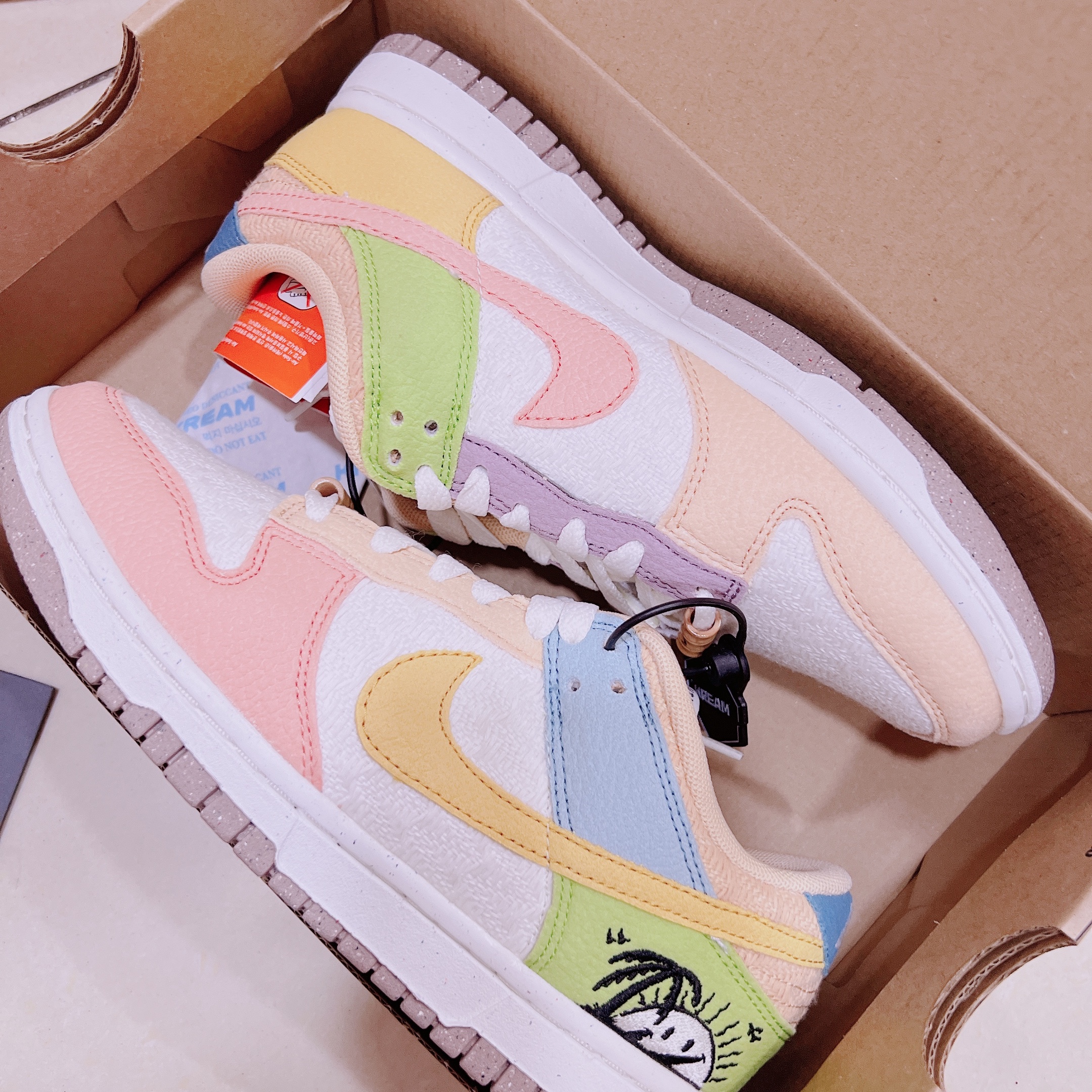 (W) Nike Dunk Low SE Sun Club Sanded Gold 착용 스타일 - 2