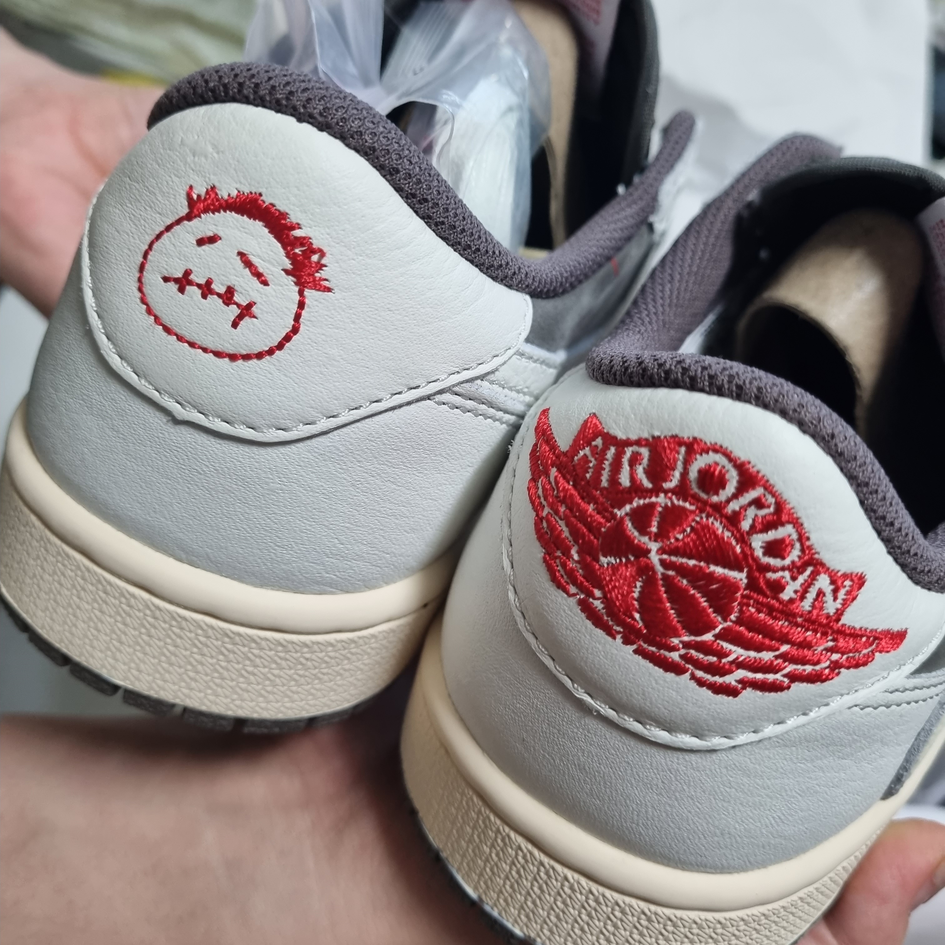 Jordan 1 x Travis Scott Retro Low OG SP Sail and Ridgerock 착용 스타일 - 3