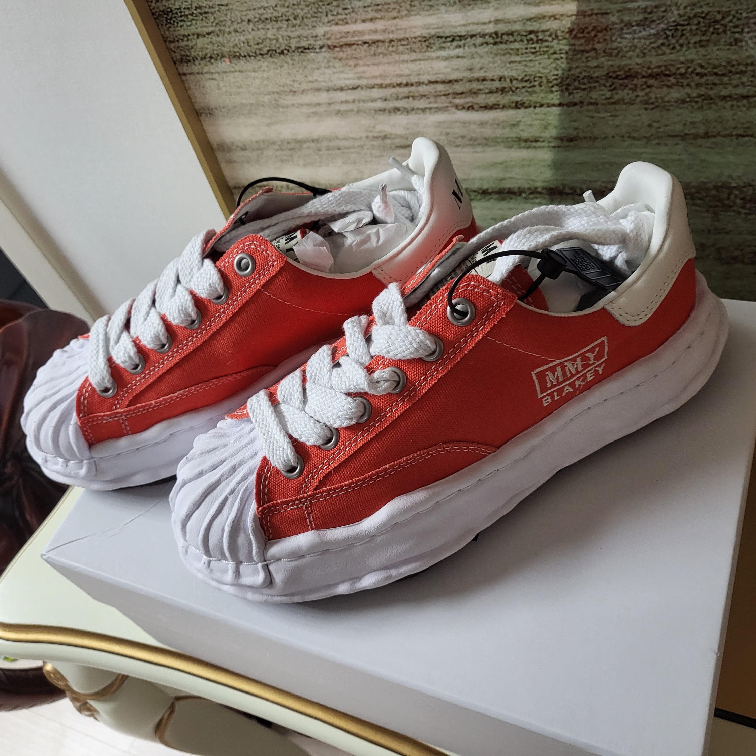 Maison Mihara Yasuhiro Blakey OG Sole Canvas Low-top Sneakers Orange 착용 스타일 - 1