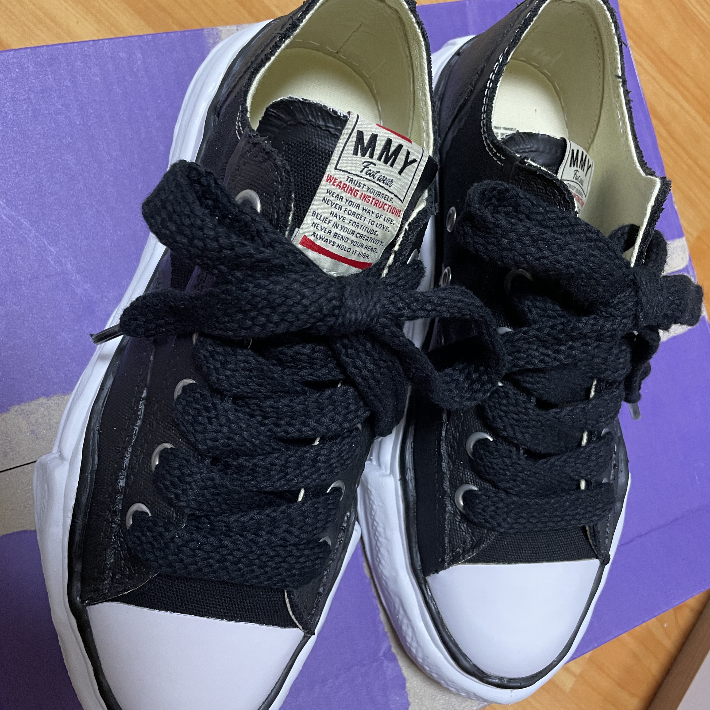 Maison Mihara Yasuhiro Peterson OG Sole Rubber Painted Canvas Low-top Sneakers Black 착용 스타일