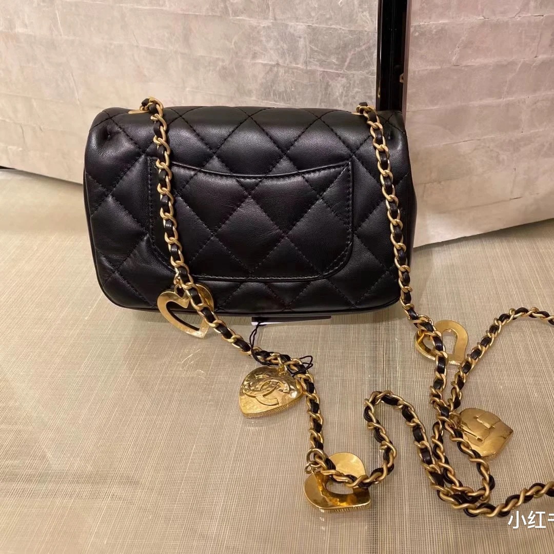 Chanel Mini Flap Bag Lambskin & Gold Black 착용 스타일 - 2