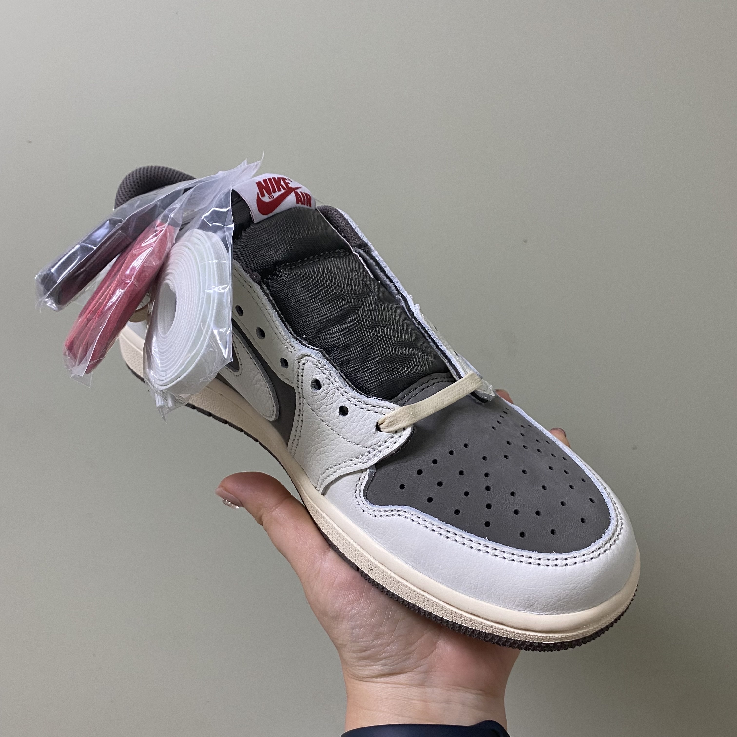Jordan 1 x Travis Scott Retro Low OG SP Sail and Ridgerock 착용 스타일 - 2