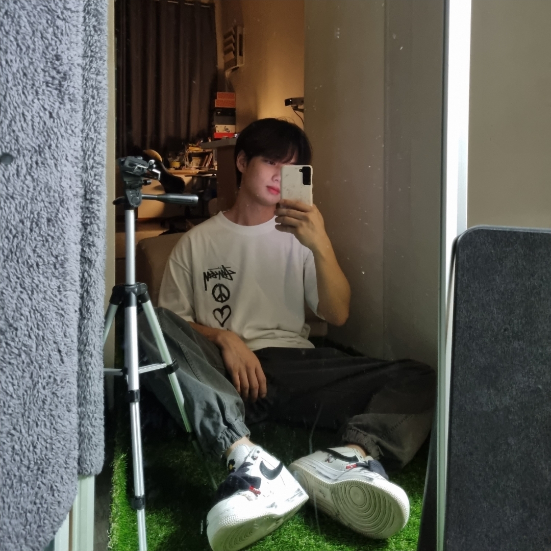 Nike x Peaceminusone Air Force 1 Low Para-Noise 2.0, Nike x Stussy NRG RA T-Shirt Summit White (DM4942-121) 착용 스타일 - 2