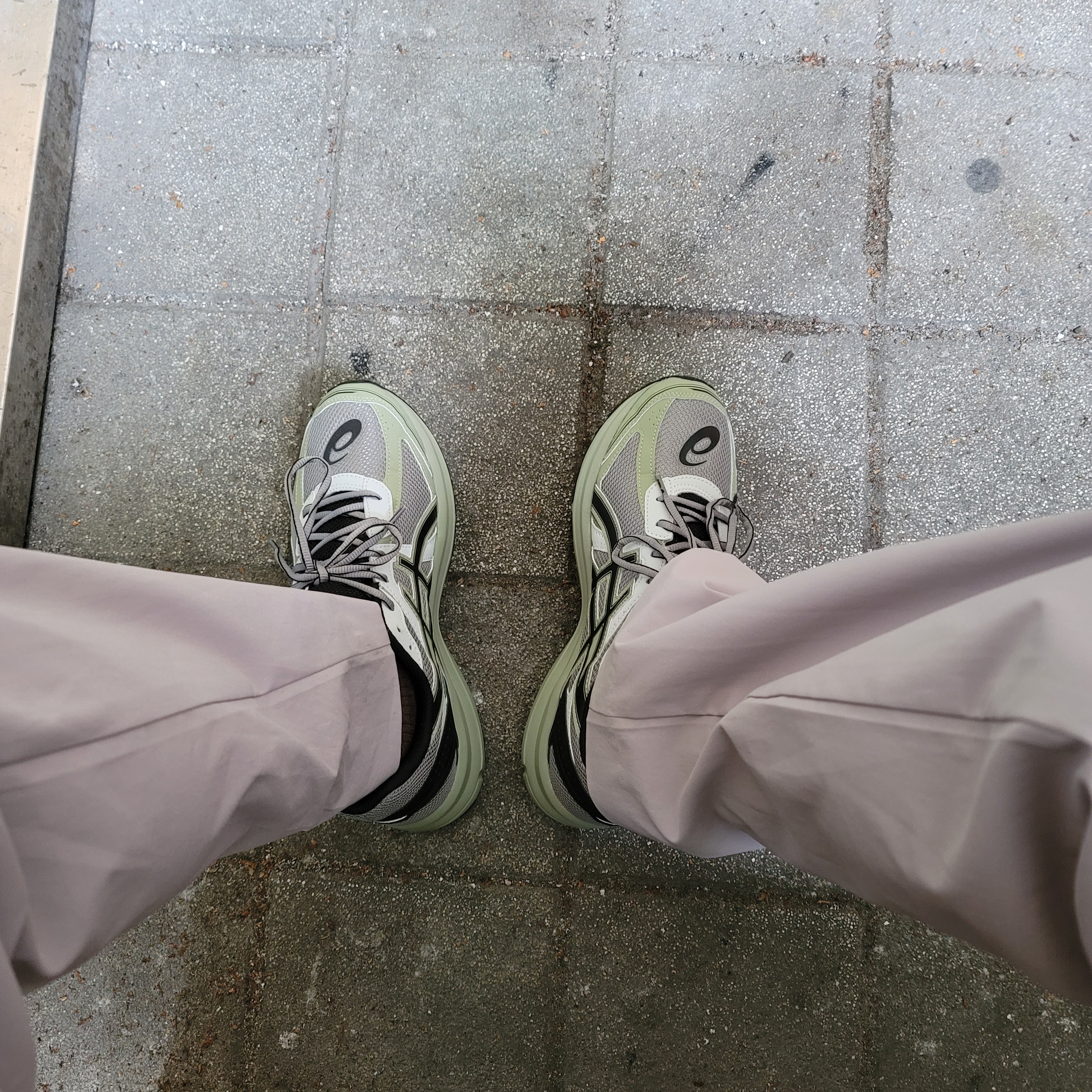 Asics Jog 100 S Sheet Rock - 2E Wide 착용 스타일 - 2