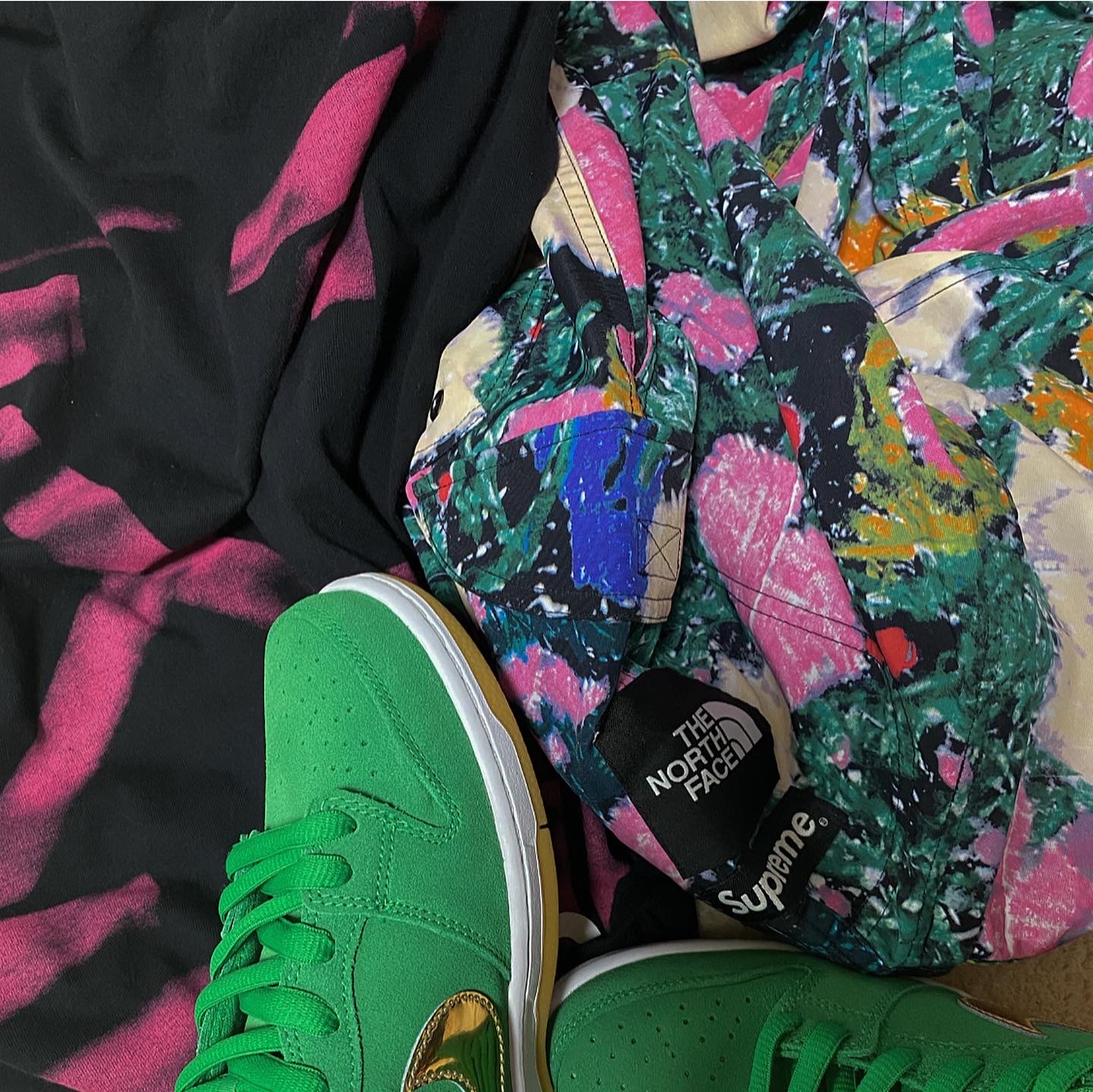 Supreme x The North Face Trekking Zip-Off Belted Pants Flowers - 22SS, Nike SB Dunk Low Pro Shamrock 착용 스타일 - 2