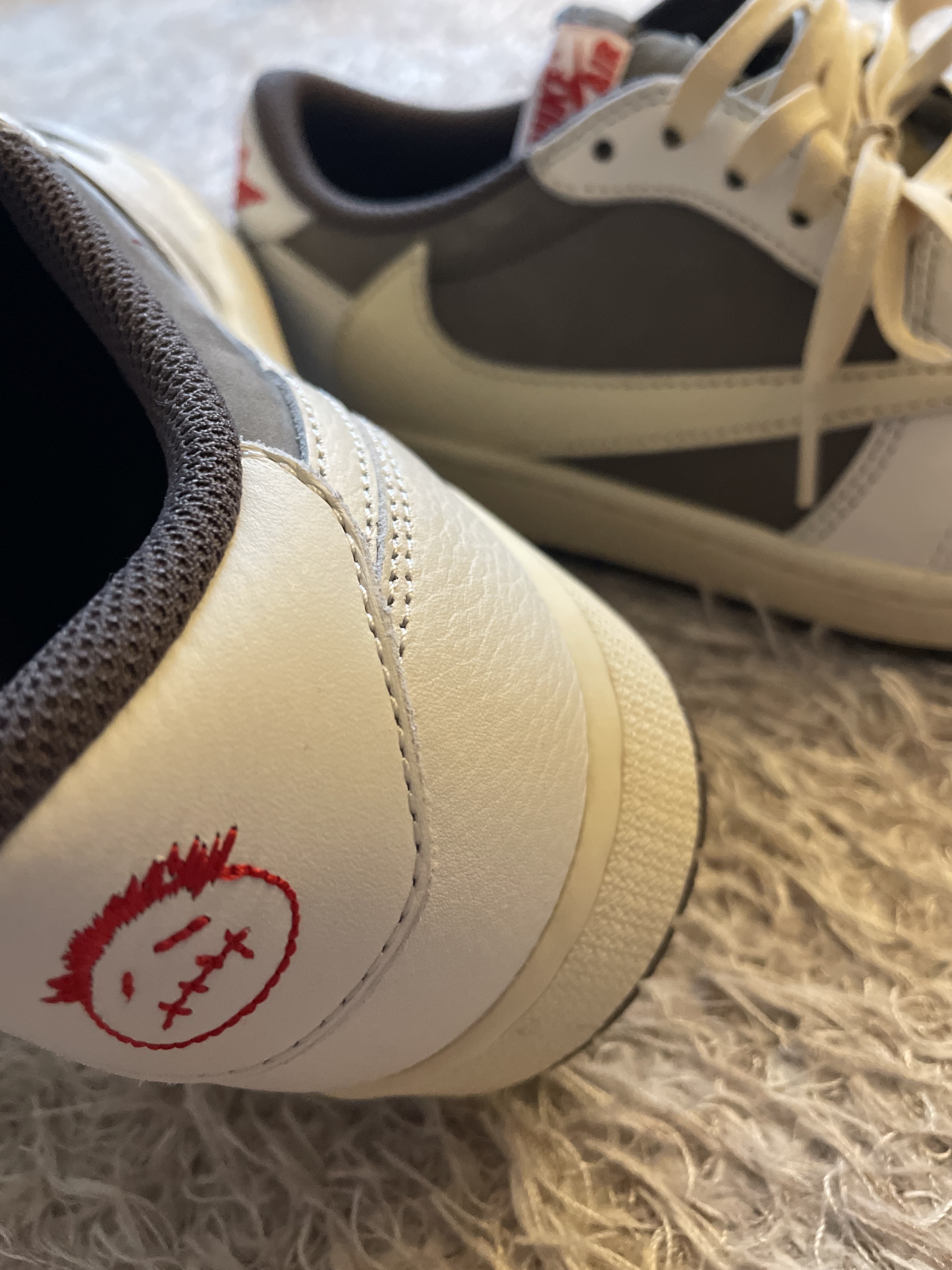 Jordan 1 x Travis Scott Retro Low OG SP Sail and Ridgerock, Jordan 1 x Travis Scott x Fragment Retro Low OG SP Military Blue 착용 스타일 - 1