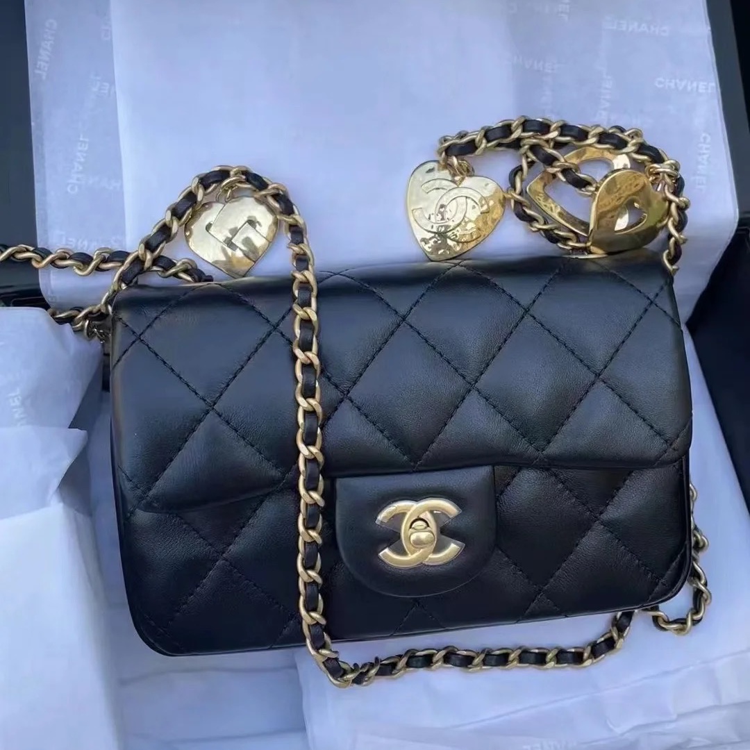 Chanel Mini Flap Bag Lambskin & Gold Black 착용 스타일 - 2