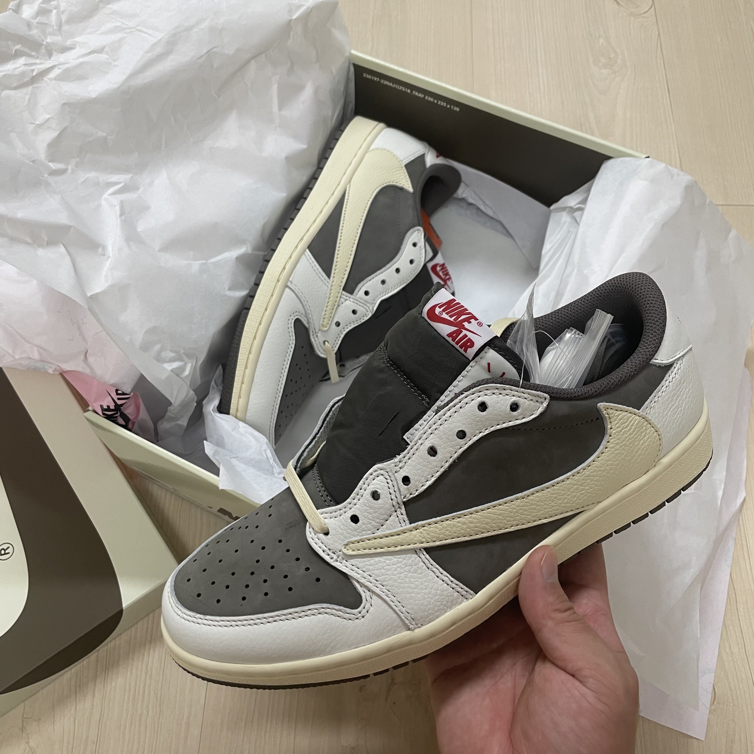 Jordan 1 x Travis Scott Retro Low OG SP Sail and Ridgerock 착용 스타일