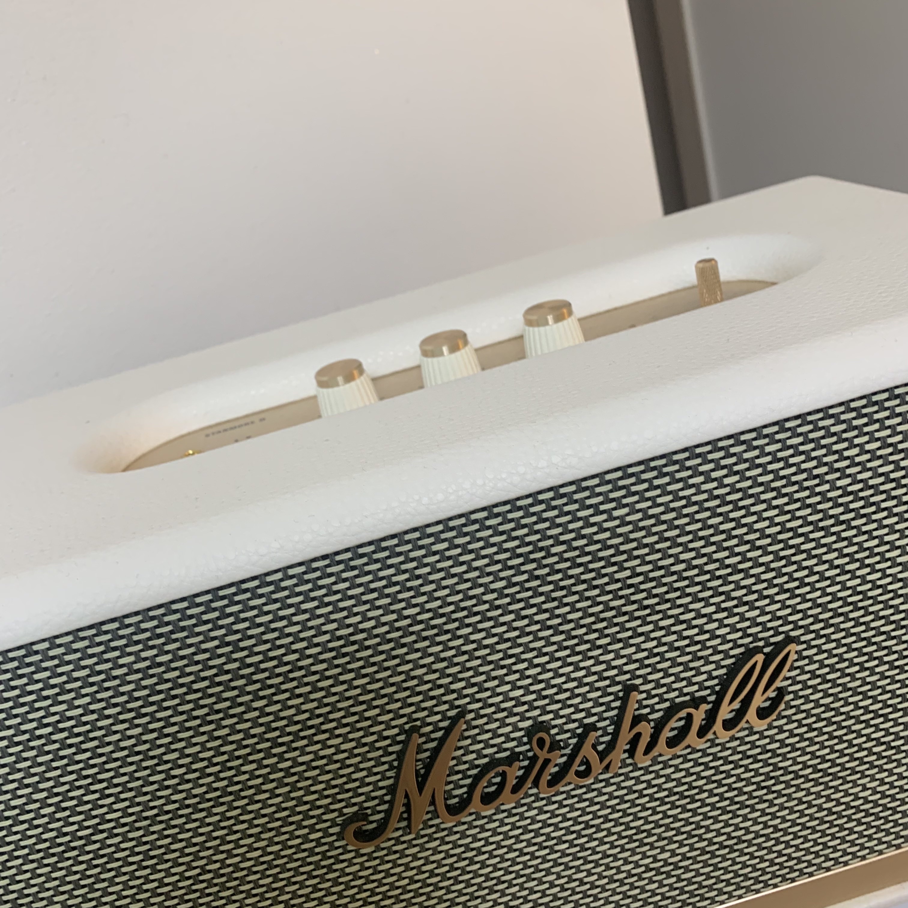Marshall Stanmore II Bluetooth White (Korean Ver.) 착용 스타일 - 2