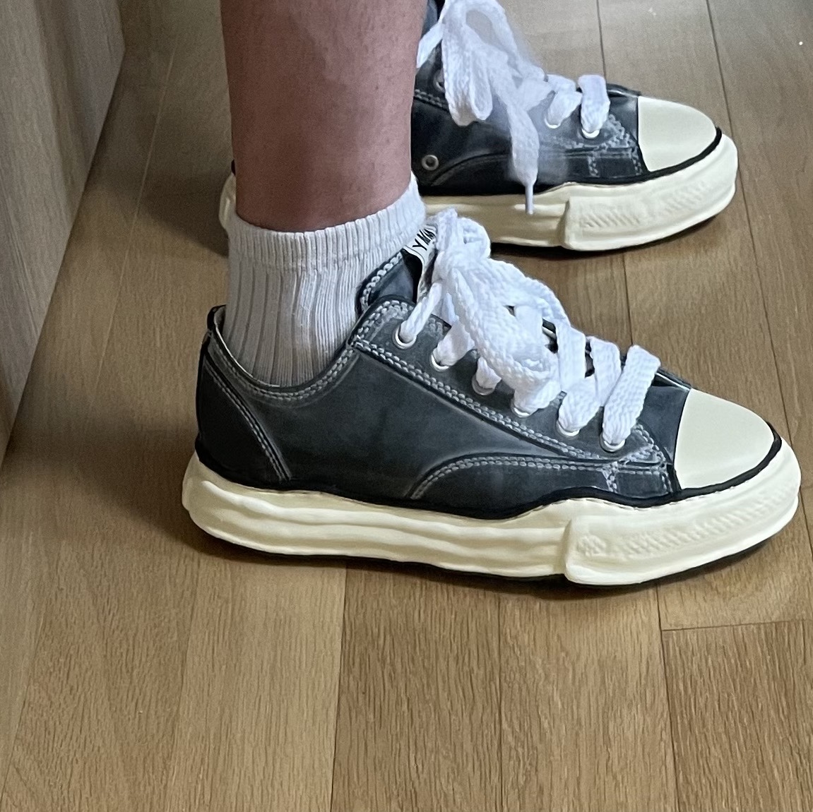 Maison Mihara Yasuhiro Peterson OG Sole Paraffin Leather Low-top Sneakers Black 착용 스타일 - 3