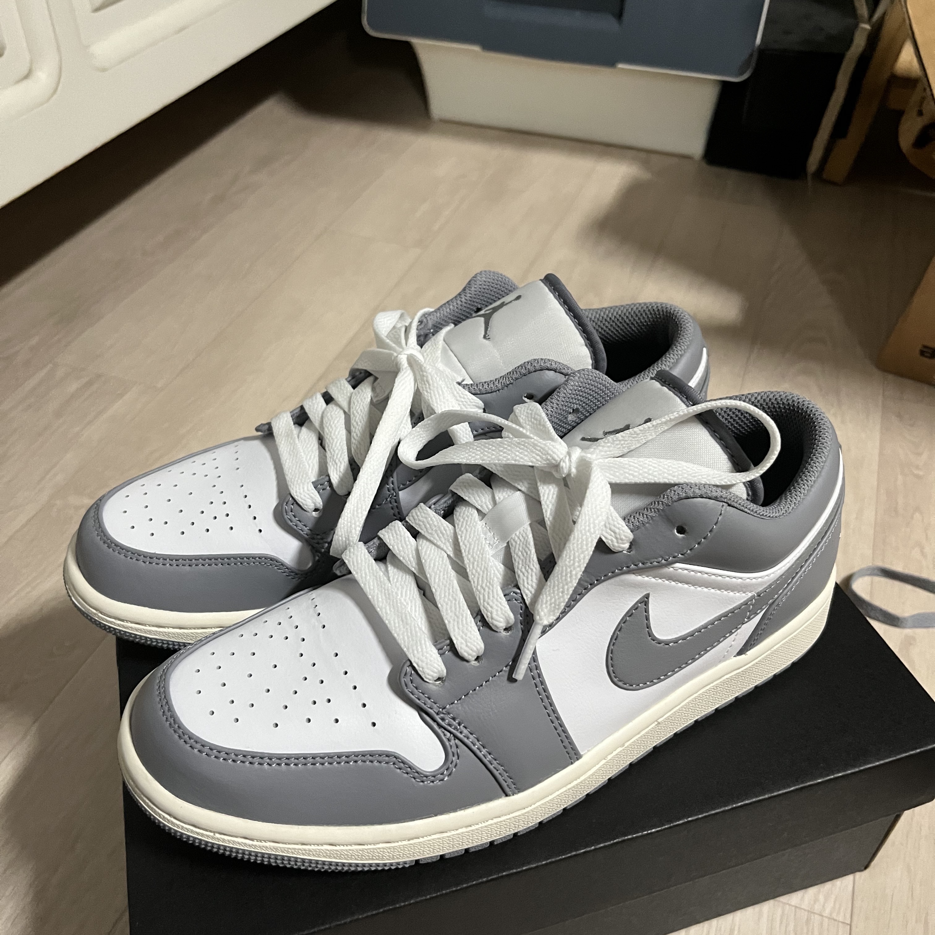 Jordan 1 Low Stealth and White 착용 스타일