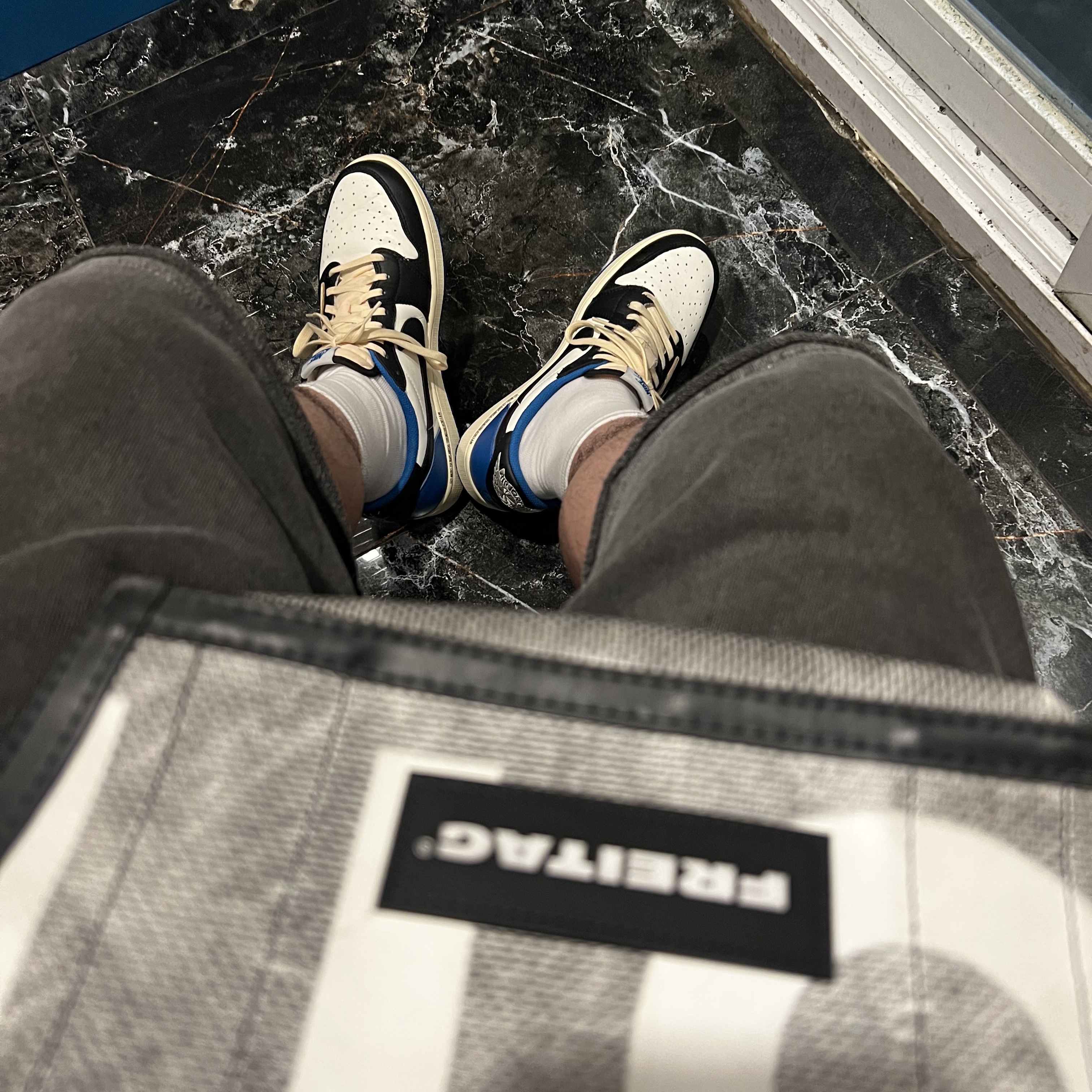 Nike x Kasina Dunk Low 80's Bus, Jordan 1 x Travis Scott Retro Low OG SP Sail and Ridgerock 착용 스타일 - 3