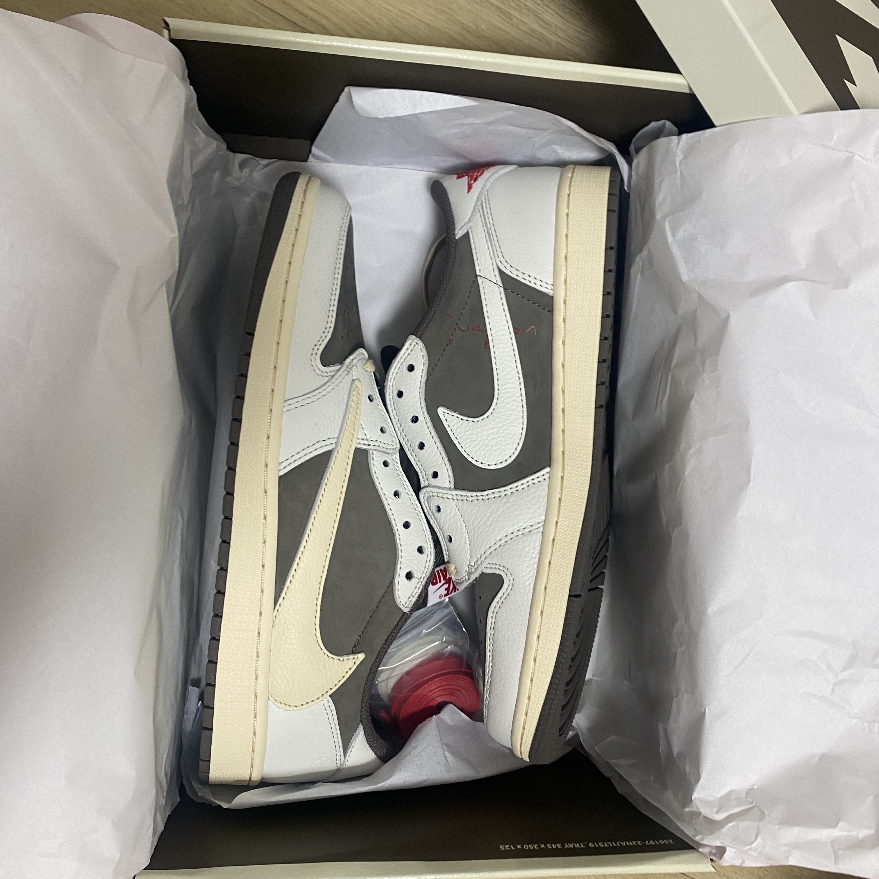 Jordan 1 x Travis Scott Retro Low OG SP Sail and Ridgerock 착용 스타일 - 3