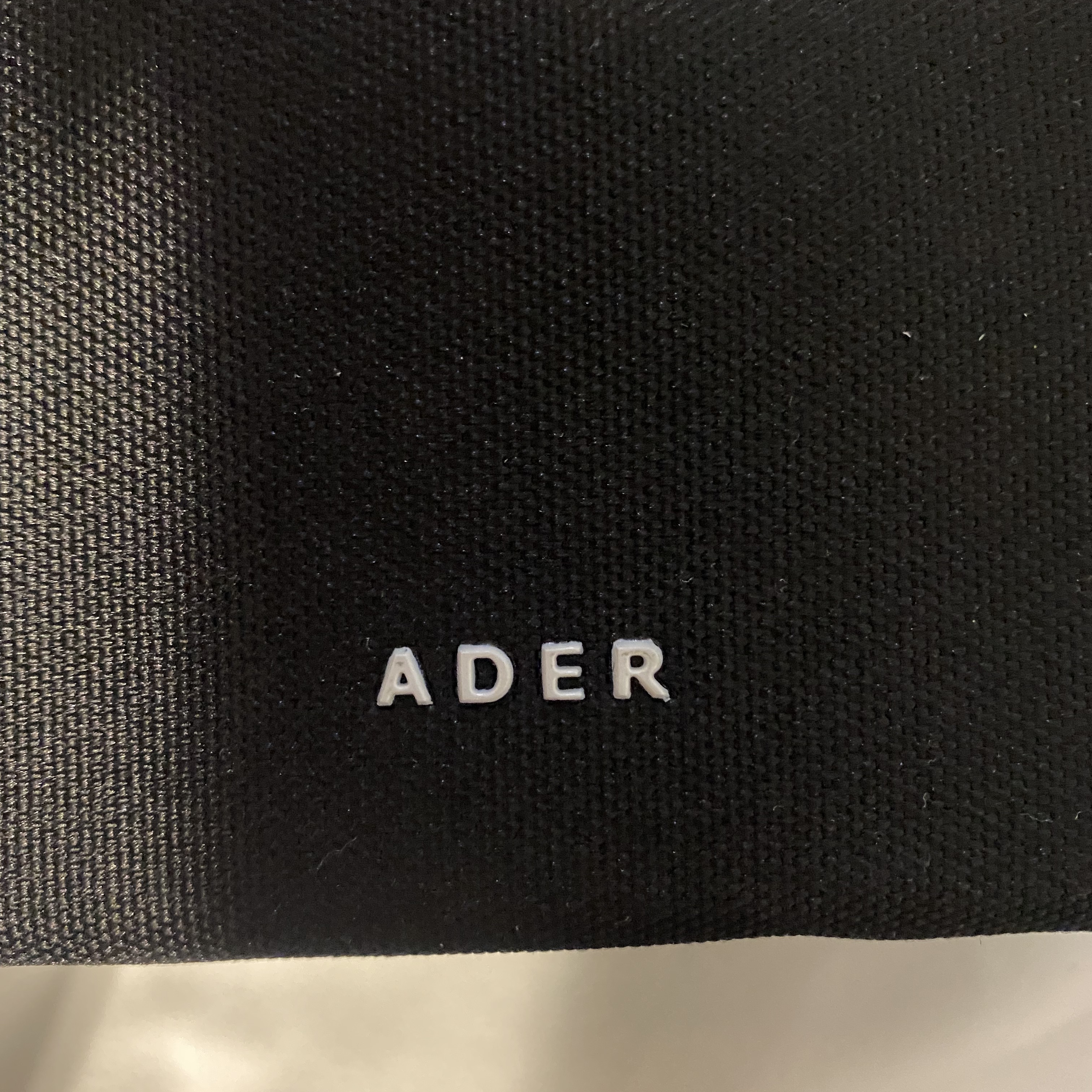 Ader Error Small Shopper Bag Noir 착용 스타일 - 2