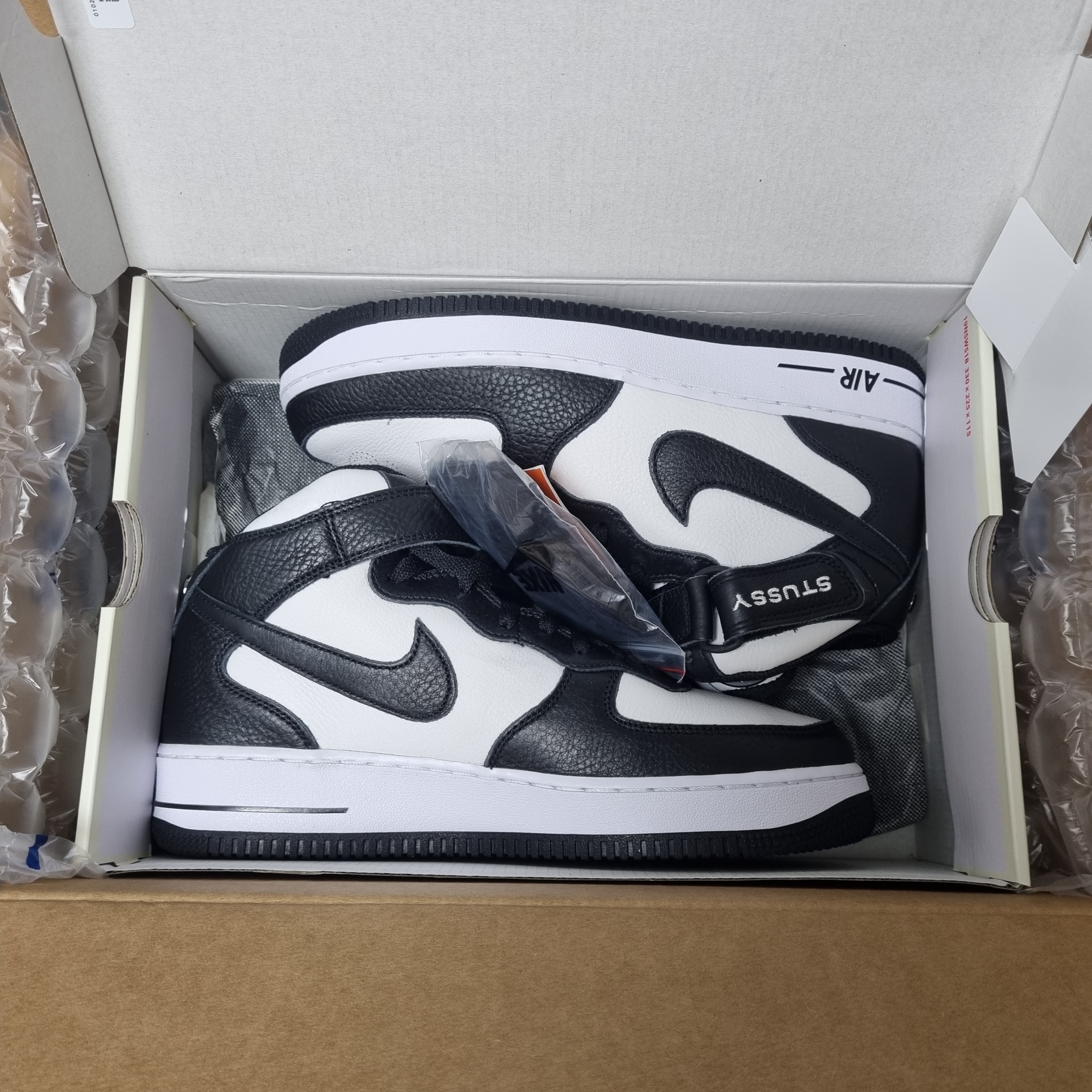 Nike x Stussy Air Force 1 '07 Mid SP Black and Light Bone 착용 스타일 - 2