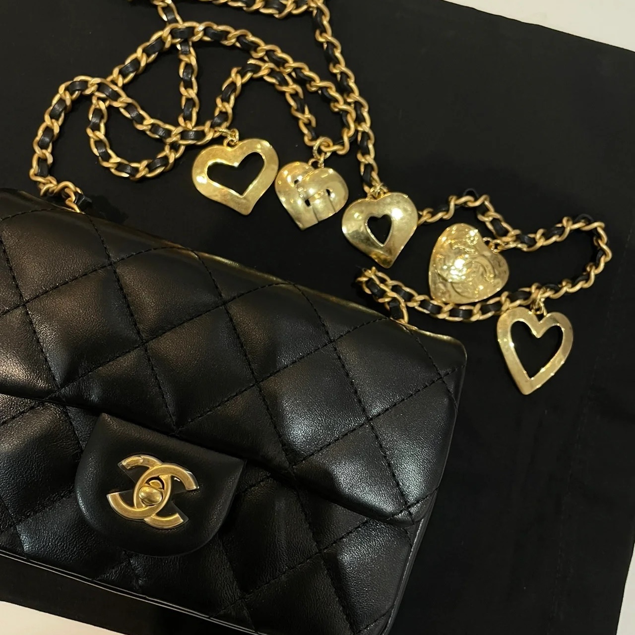 Chanel Mini Flap Bag Lambskin & Gold Black 착용 스타일 - 2