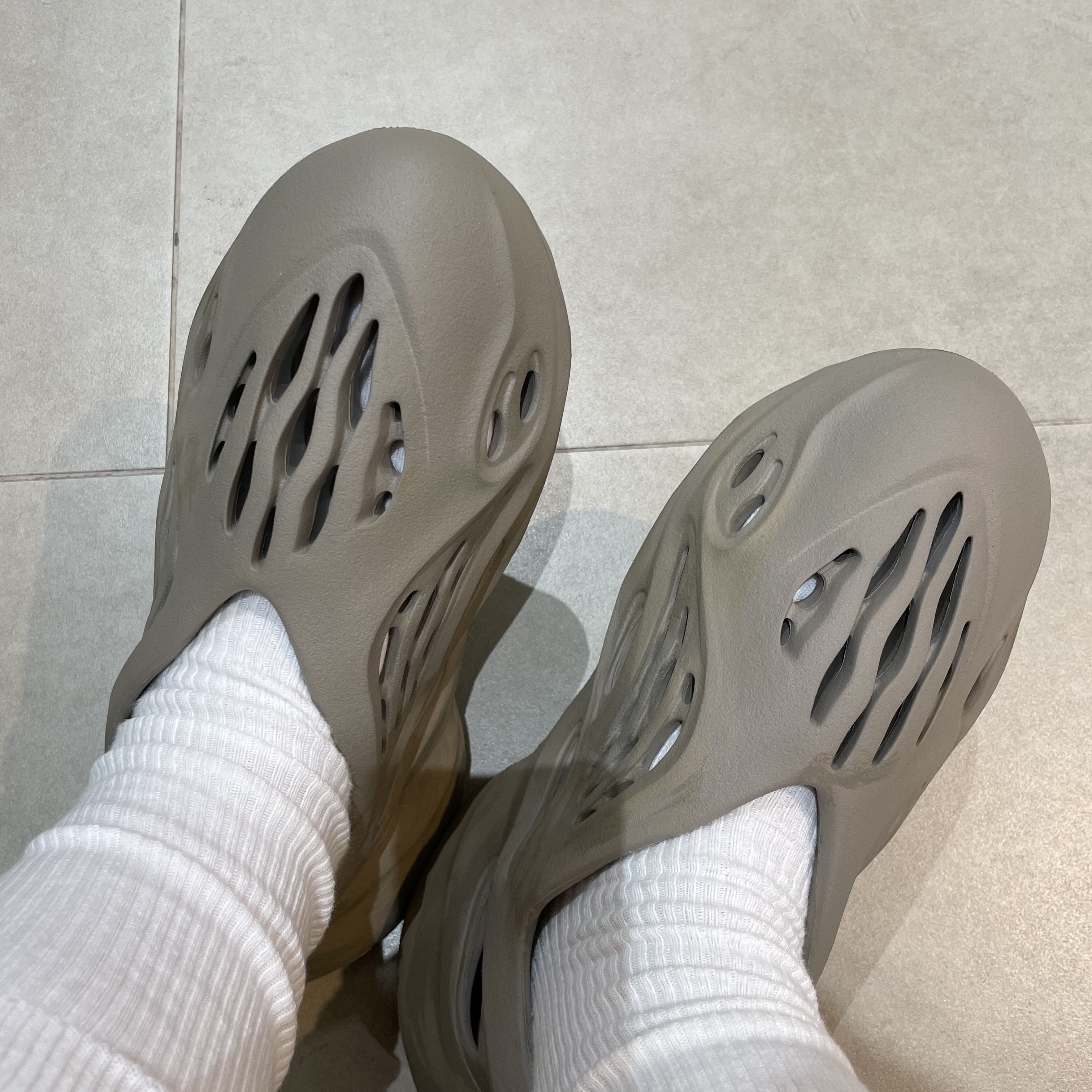 Adidas Yeezy Foam RNNR Stone Sage 착용 스타일