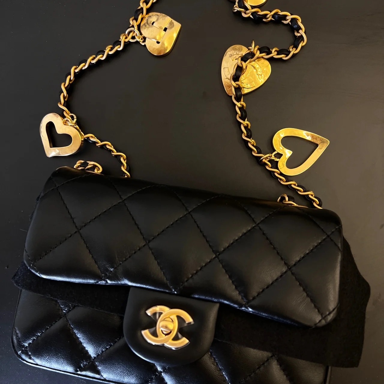 Chanel Mini Flap Bag Lambskin & Gold Black 착용 스타일 - 3