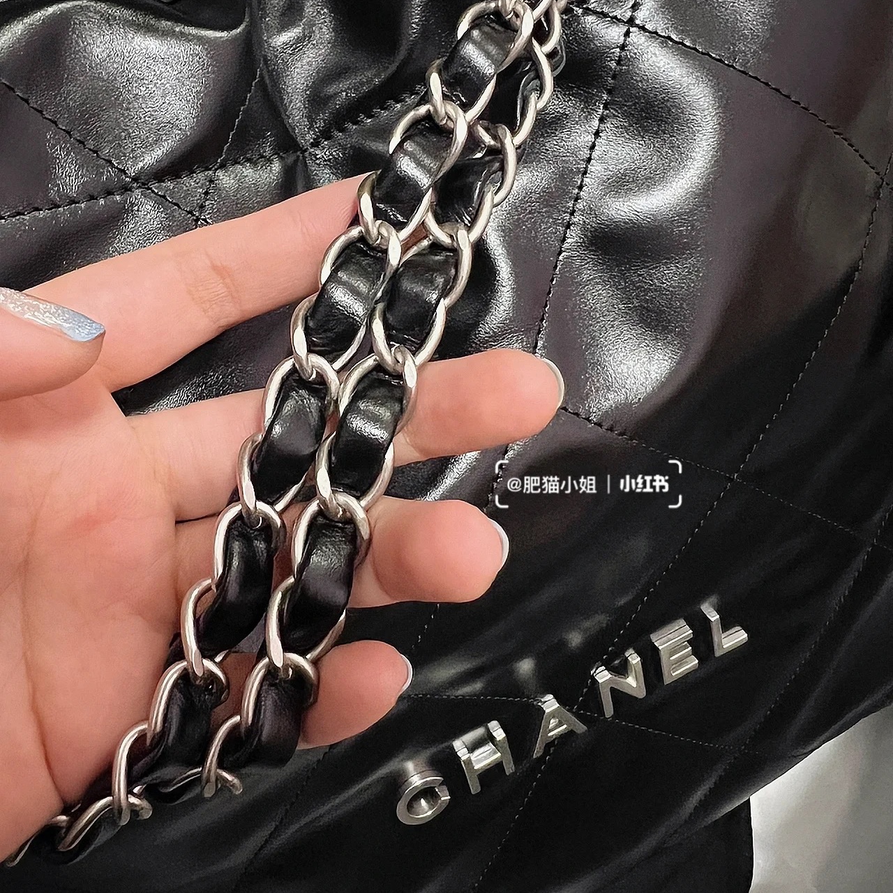 Chanel 22 Medium Handbag Calfskin & Silver Black 착용 스타일 - 3
