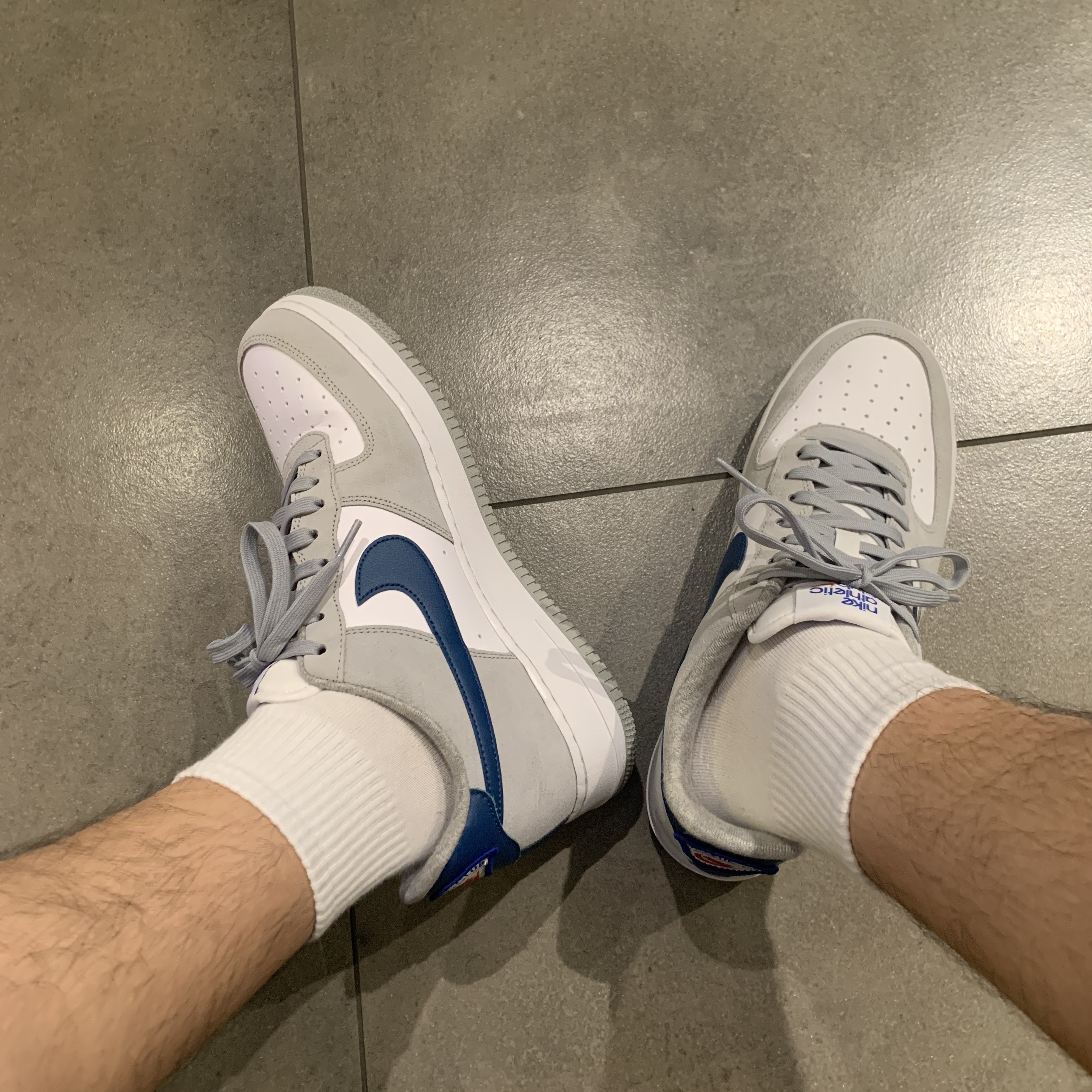 Nike Air Force 1 '07 LV8 Athletic Club Light Smoke Grey Marina 착용 스타일