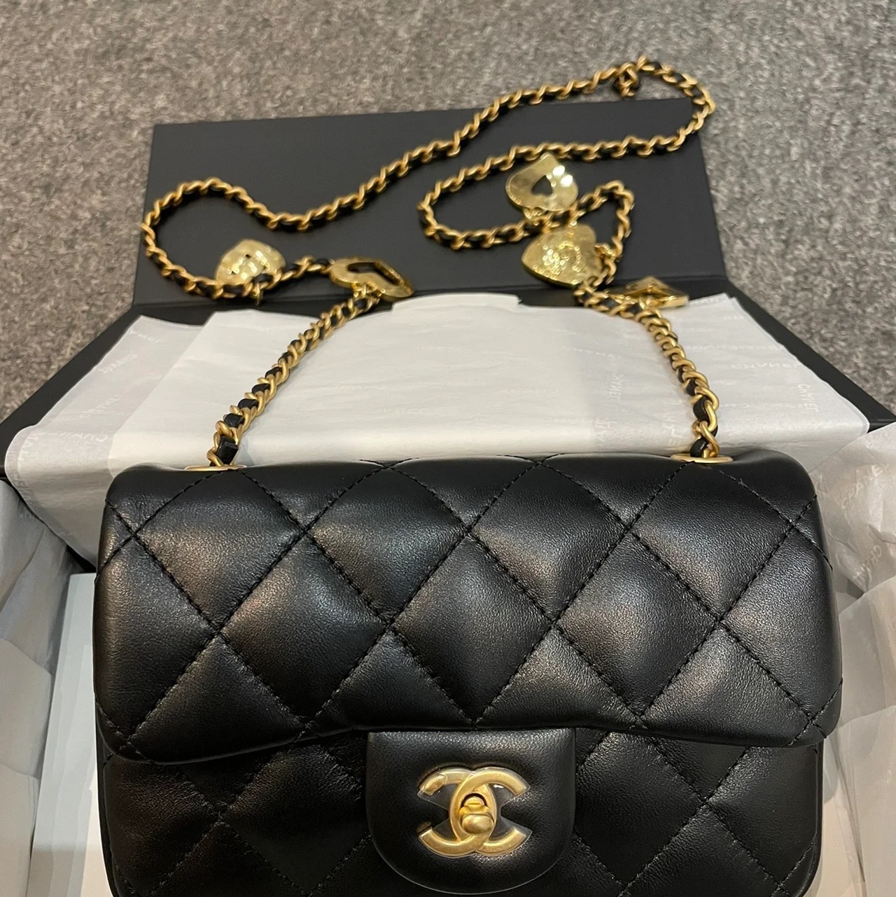 Chanel Mini Flap Bag Lambskin & Gold Black 착용 스타일 - 3