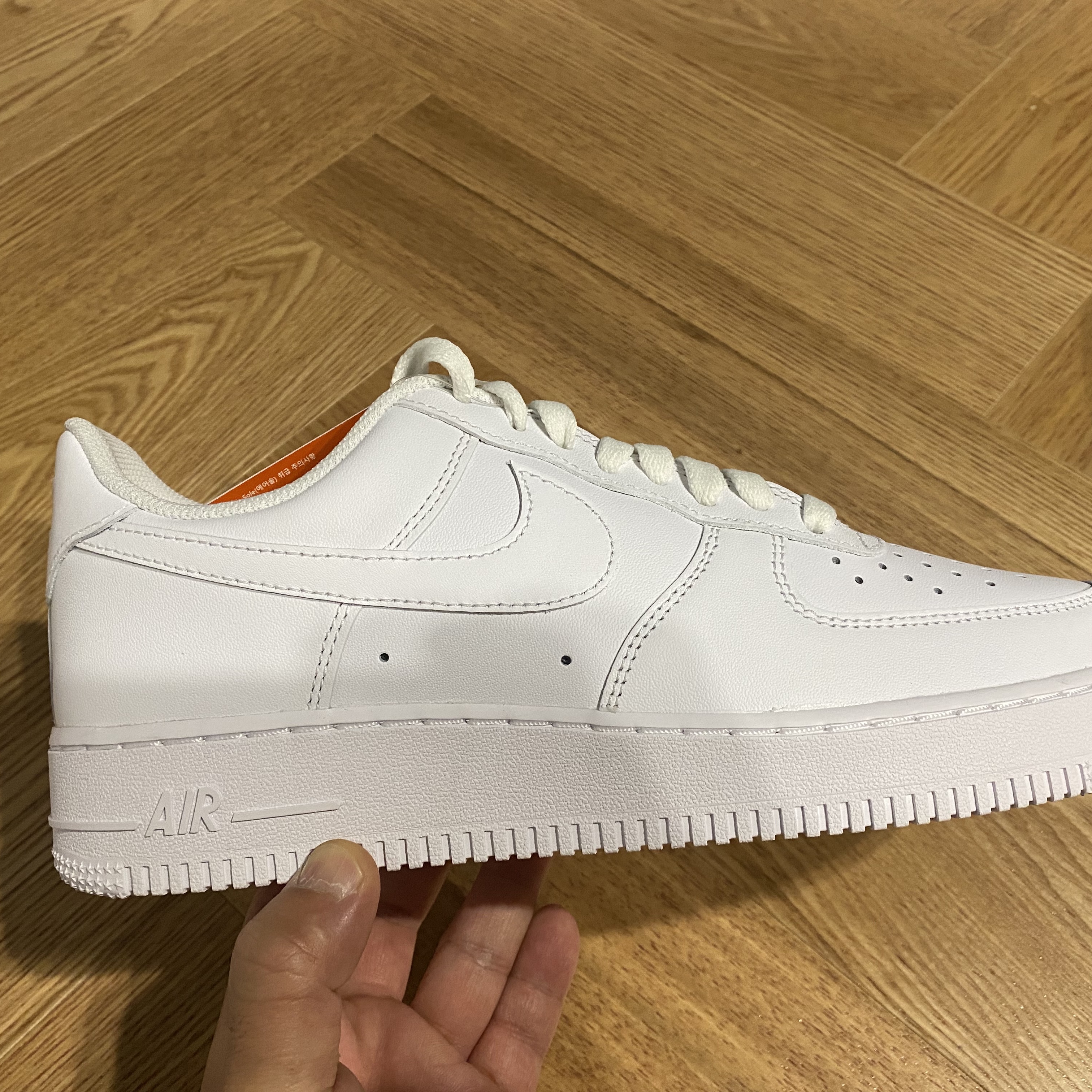 Nike Air Force 1 '07 Low White, Nike Air Force 1 Low Retro Color of the Month White 착용 스타일 - 3