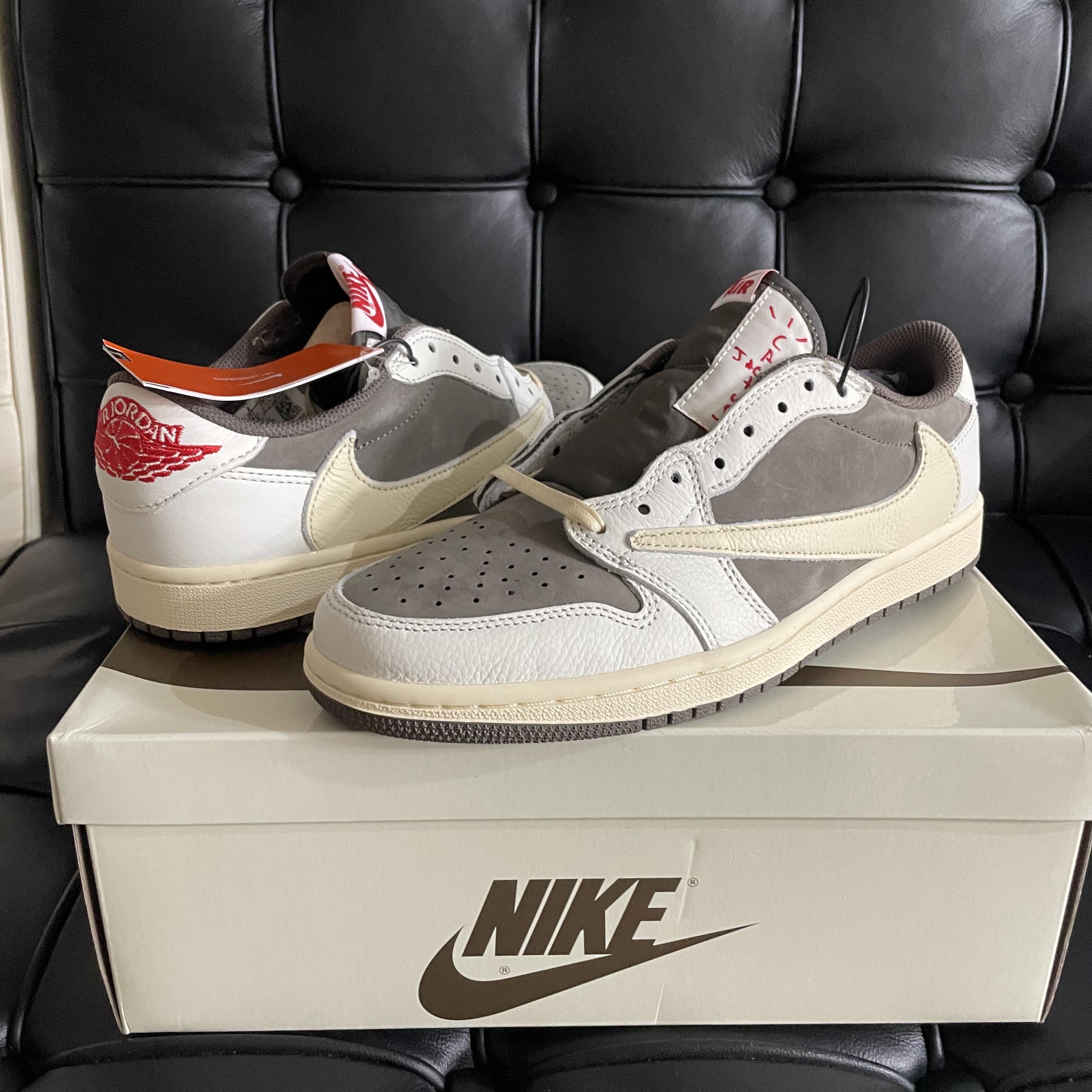 Jordan 1 x Travis Scott Retro Low OG SP Sail and Ridgerock 착용 스타일