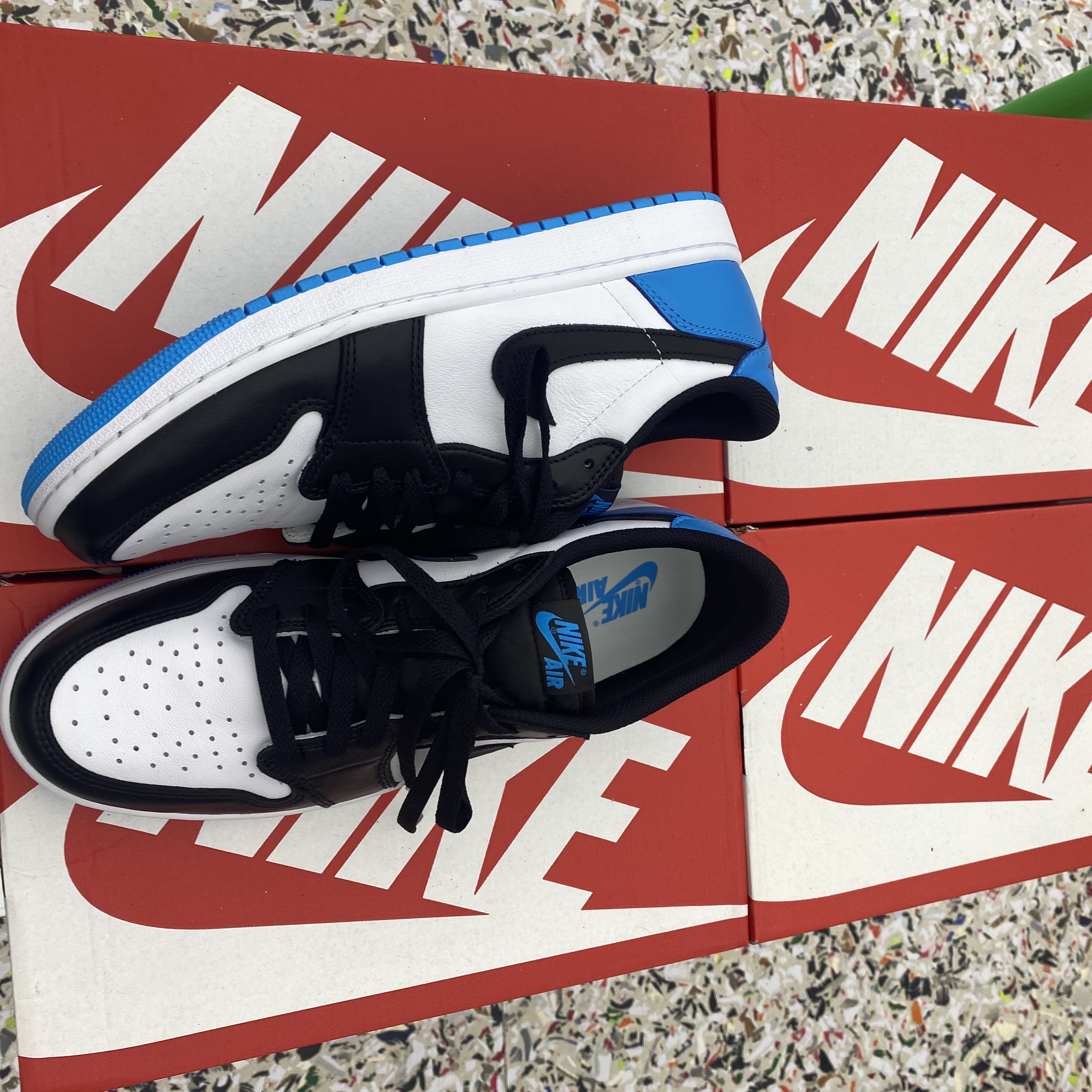 Jordan 1 Retro Low OG Black and Dark Powder Blue 착용 스타일 - 4