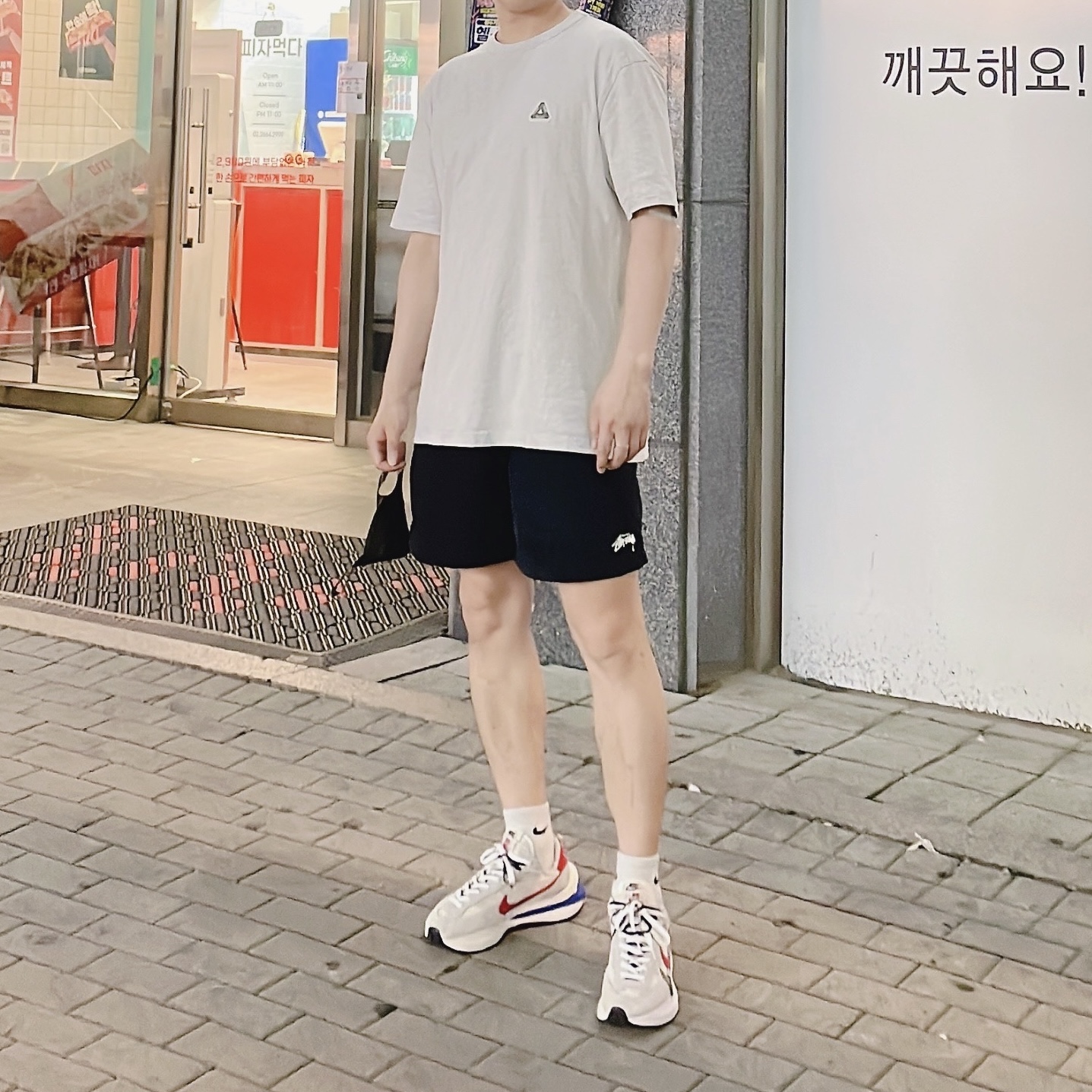Nike x Sacai VaporWaffle Royal Fuchsia, Stussy Stock Water Shorts Black 착용 스타일