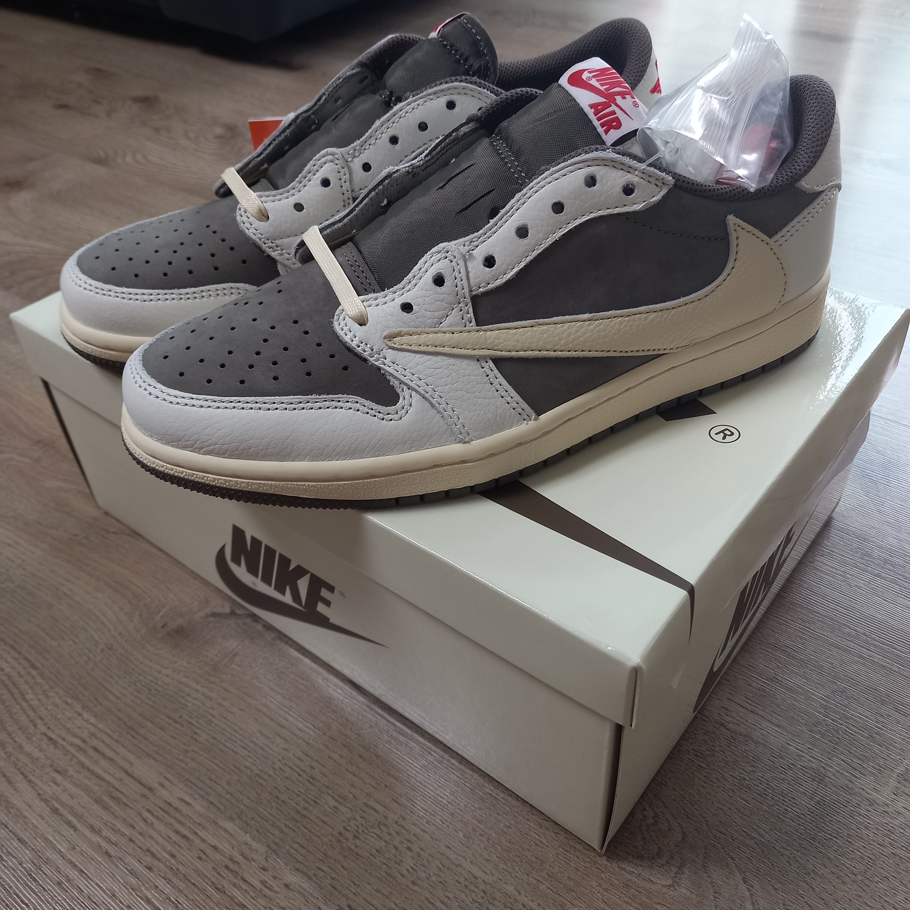 Jordan 1 x Travis Scott Retro Low OG SP Sail and Ridgerock 착용 스타일 - 1