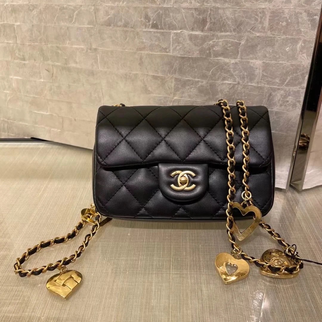 Chanel Mini Flap Bag Lambskin & Gold Black 착용 스타일 - 1