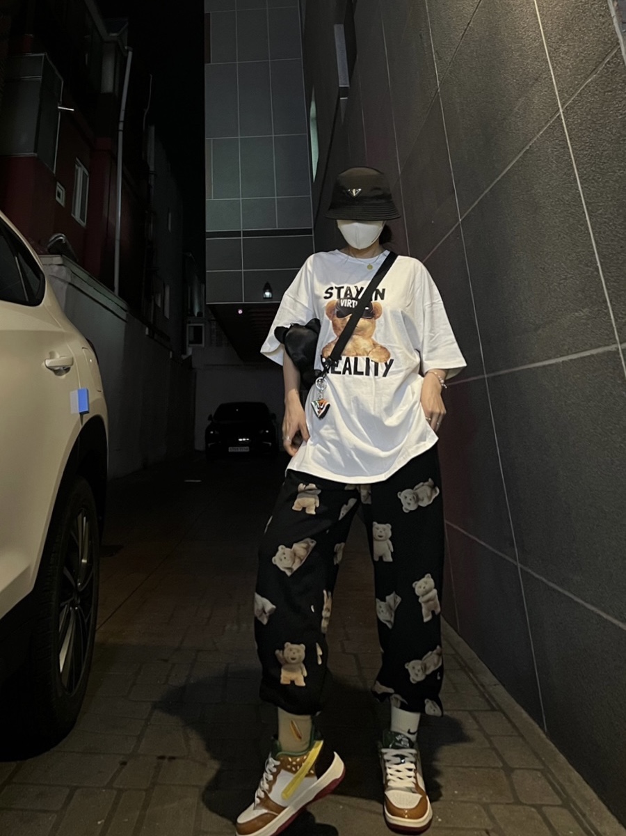 (W) Prada Re-Nylon Bucket Hat Black 착용 스타일 - 3