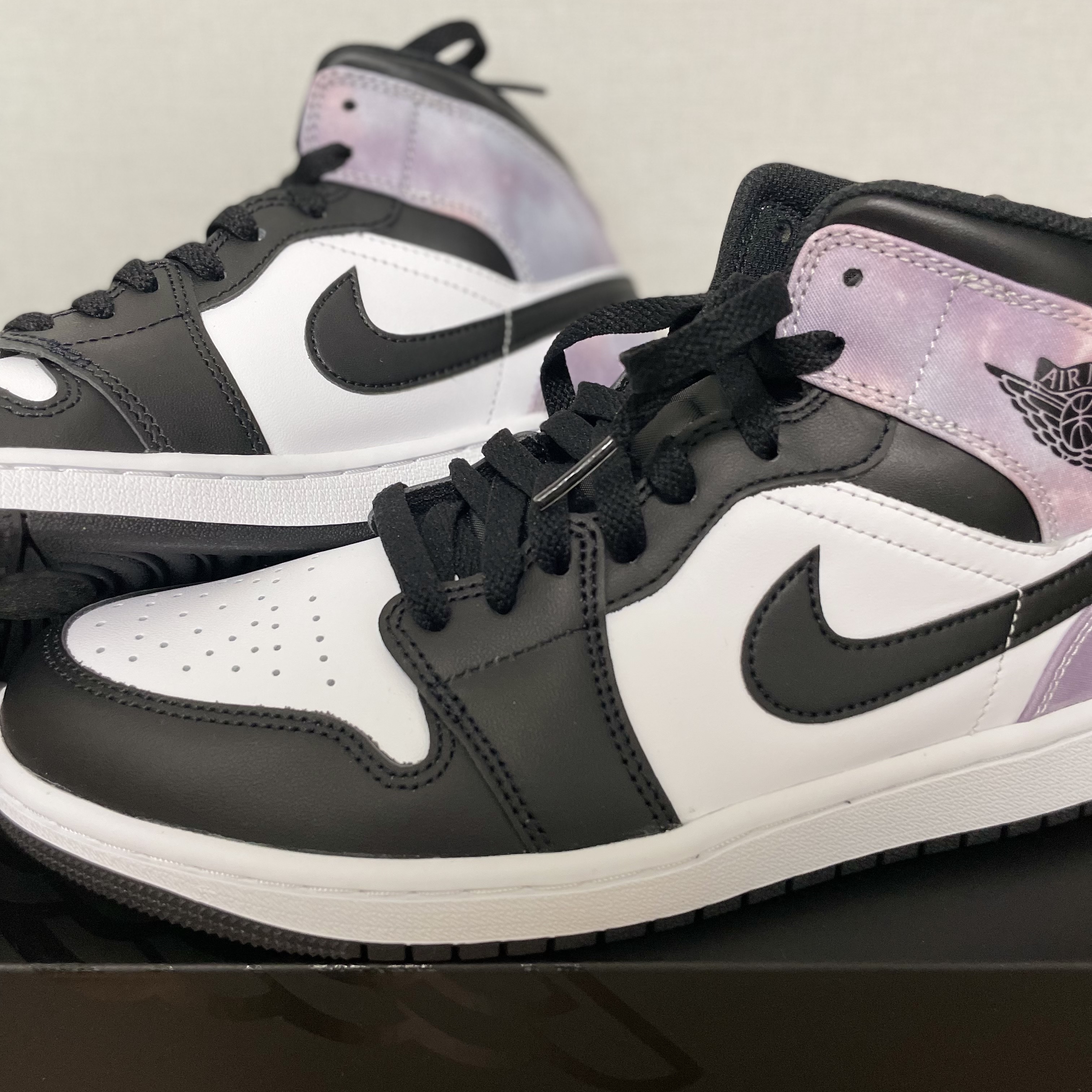 Jordan 1 Mid White Black Tie-Dye 착용 스타일 - 1
