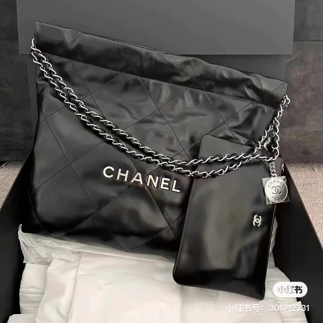 Chanel 22 Medium Handbag Calfskin & Silver Black 착용 스타일 - 2
