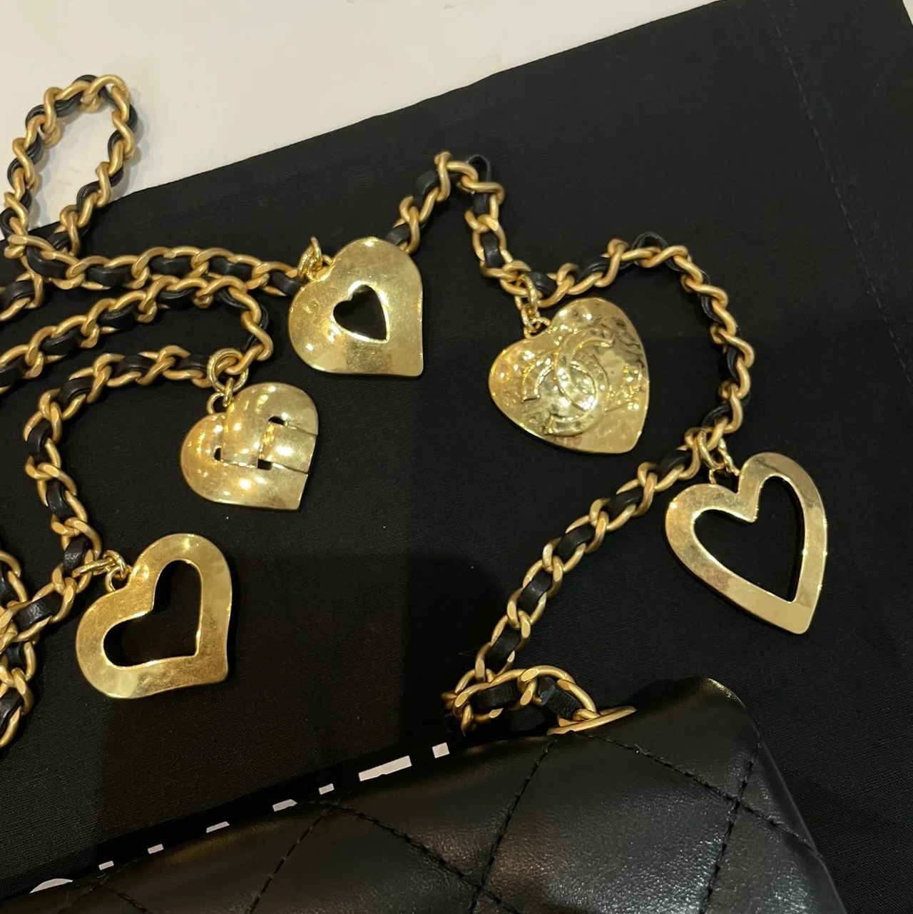 Chanel Mini Flap Bag Lambskin & Gold Black 착용 스타일 - 3