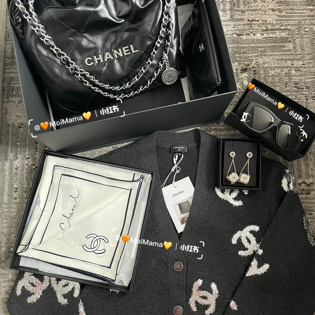 Chanel 22 Medium Handbag Calfskin & Silver Black 착용 스타일 - 3