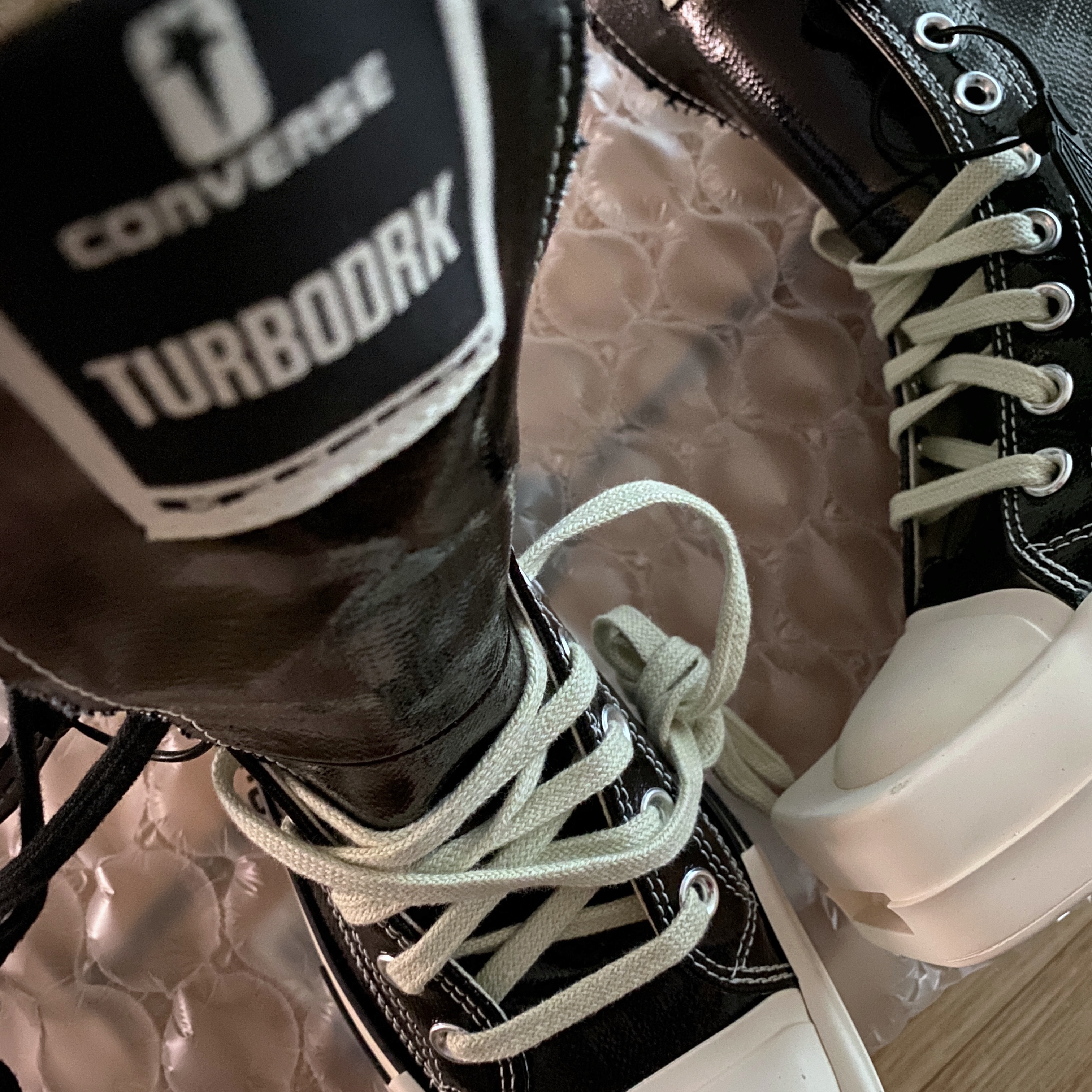 Converse x Drkshdw Turbodrk Chuck 70 Hi Black Lacquered Denim 착용 스타일 - 2